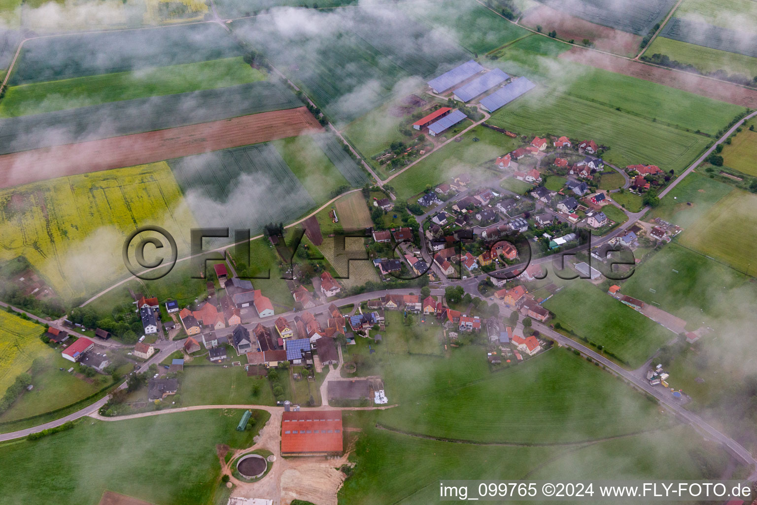 Vue aérienne de Placer sous les nuages à le quartier Dietendorf in Burgebrach dans le département Bavière, Allemagne