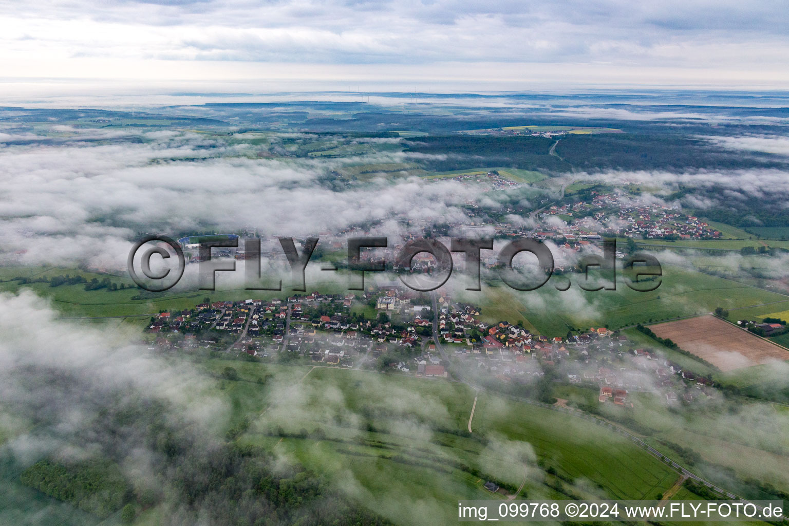 Vue aérienne de Placer sous les nuages à Burgebrach dans le département Bavière, Allemagne