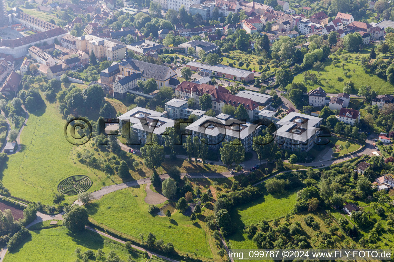 Vue aérienne de École de musique municipale de la Kettenstrasse et labyrinthe du chemin de création à Bamberg dans le département Bavière, Allemagne