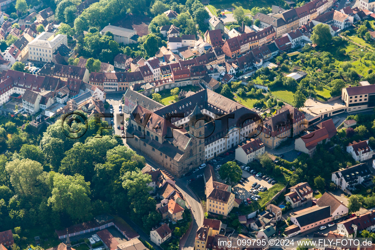 Vue aérienne de Église catholique Sainte-Marie avec cloître à Bamberg dans le département Bavière, Allemagne