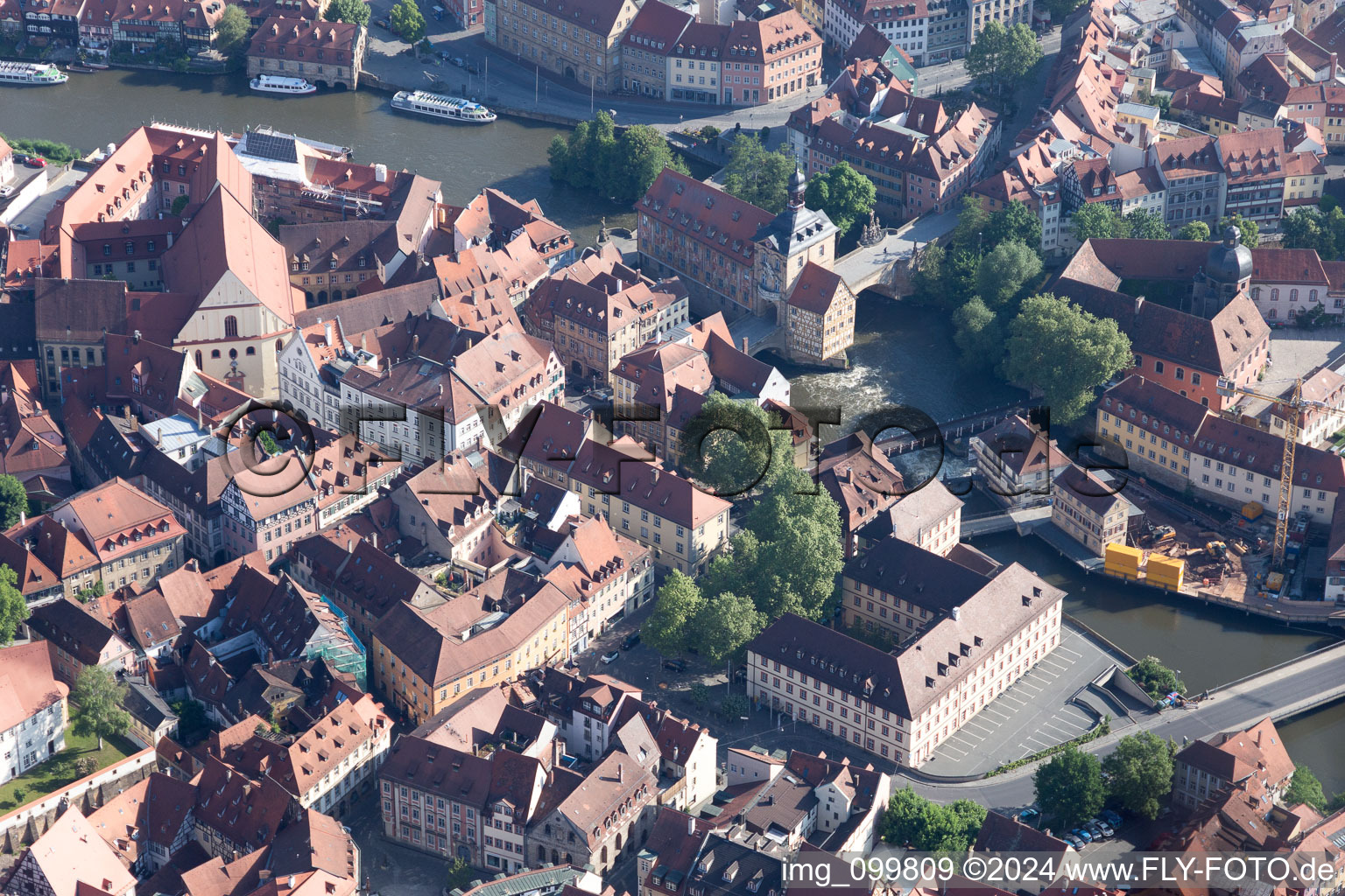 Vue aérienne de Ancien hôtel de ville au-dessus du bras gauche du Regnitz à Bamberg dans le département Bavière, Allemagne