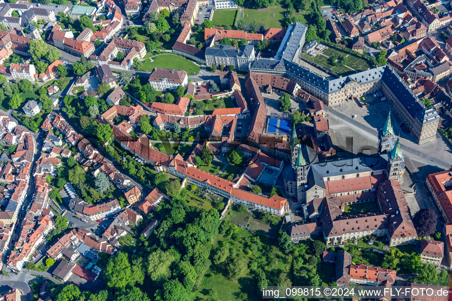 Vue oblique de Cathédrale de Bamberg sur la place de la cathédrale à Bamberg dans le département Bavière, Allemagne