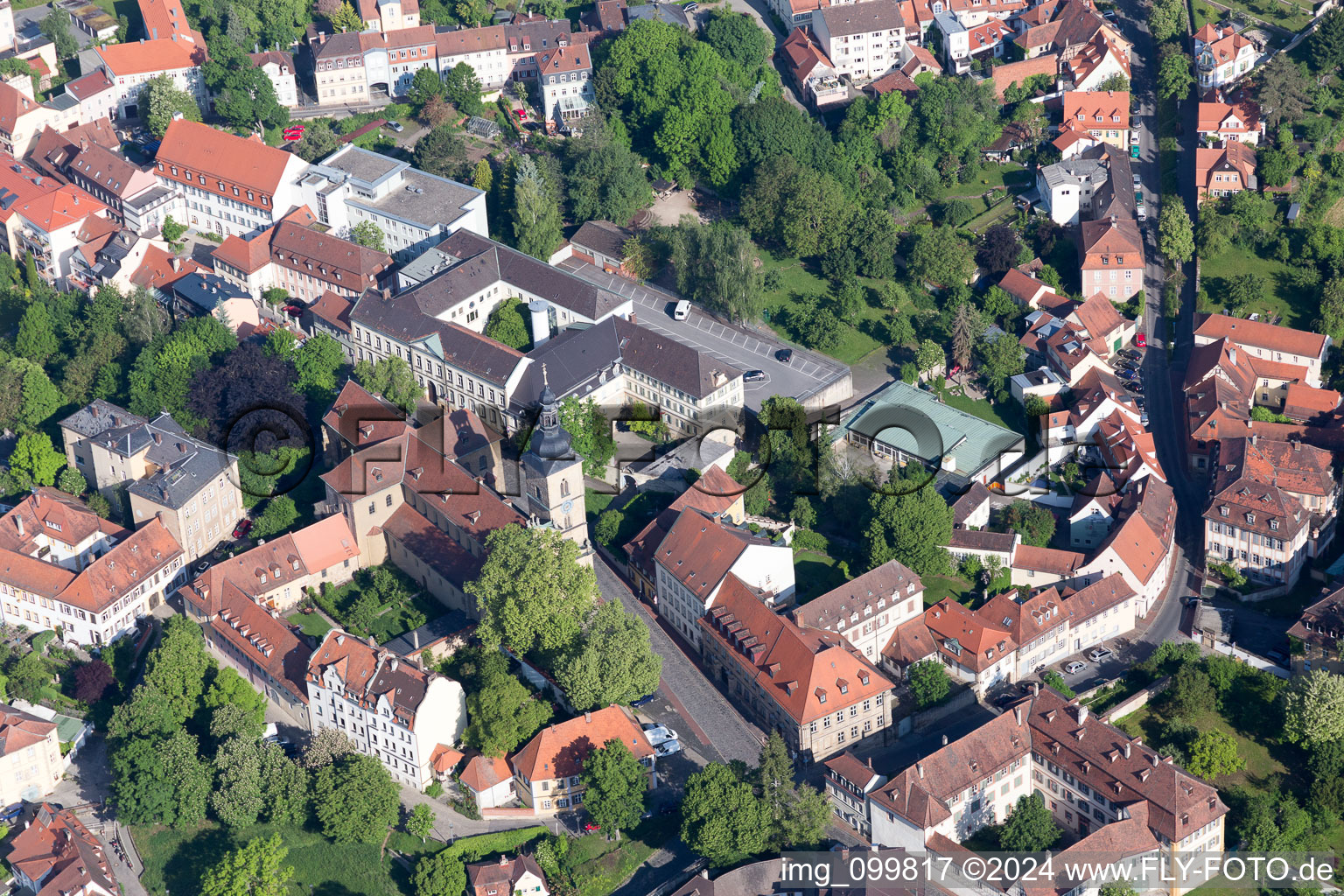 Vue aérienne de École Montessori Bamberg et collégiale Saint-Jacques à Bamberg dans le département Bavière, Allemagne