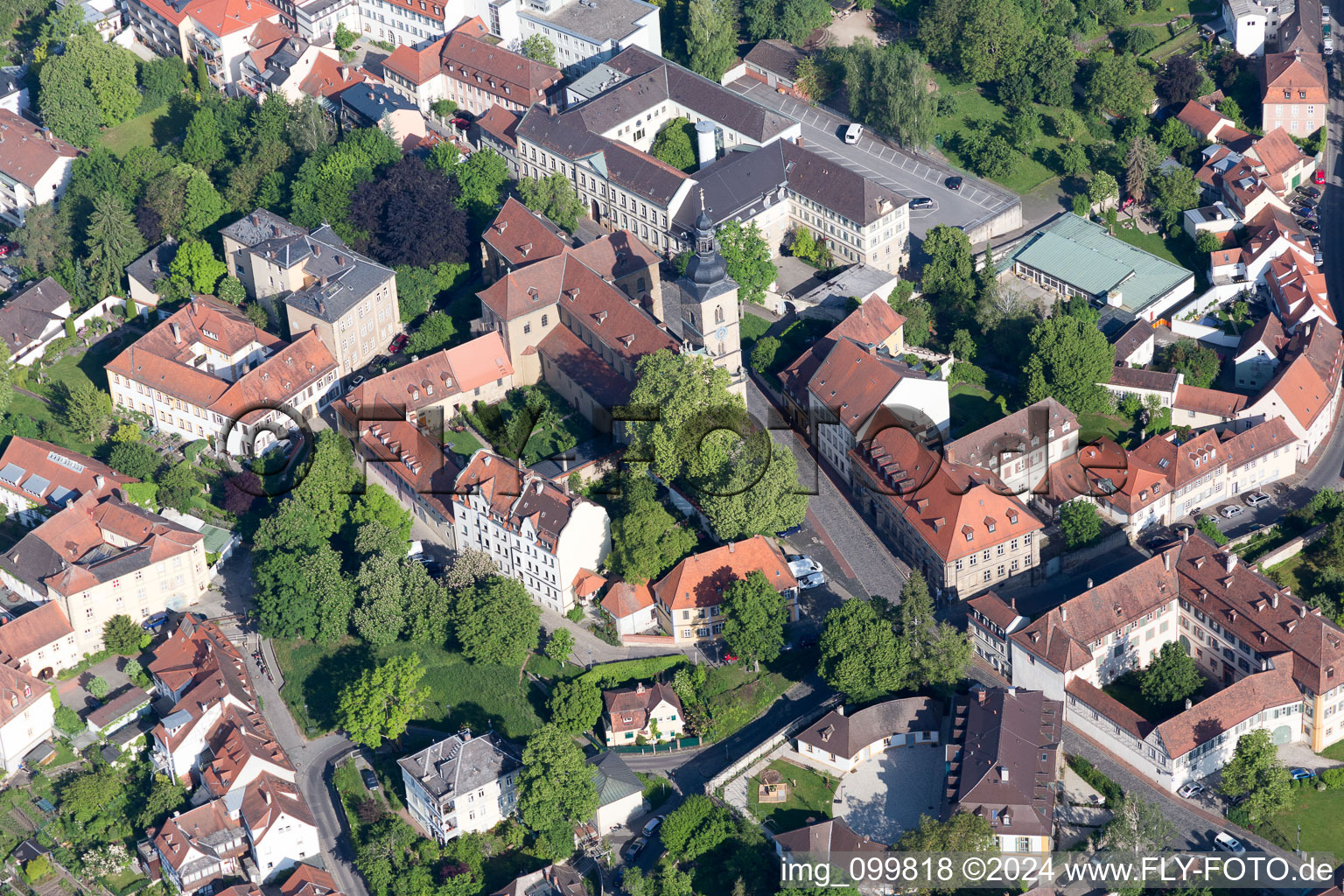 Vue aérienne de École Montessori Bamberg et collégiale Saint-Jacques à Bamberg dans le département Bavière, Allemagne