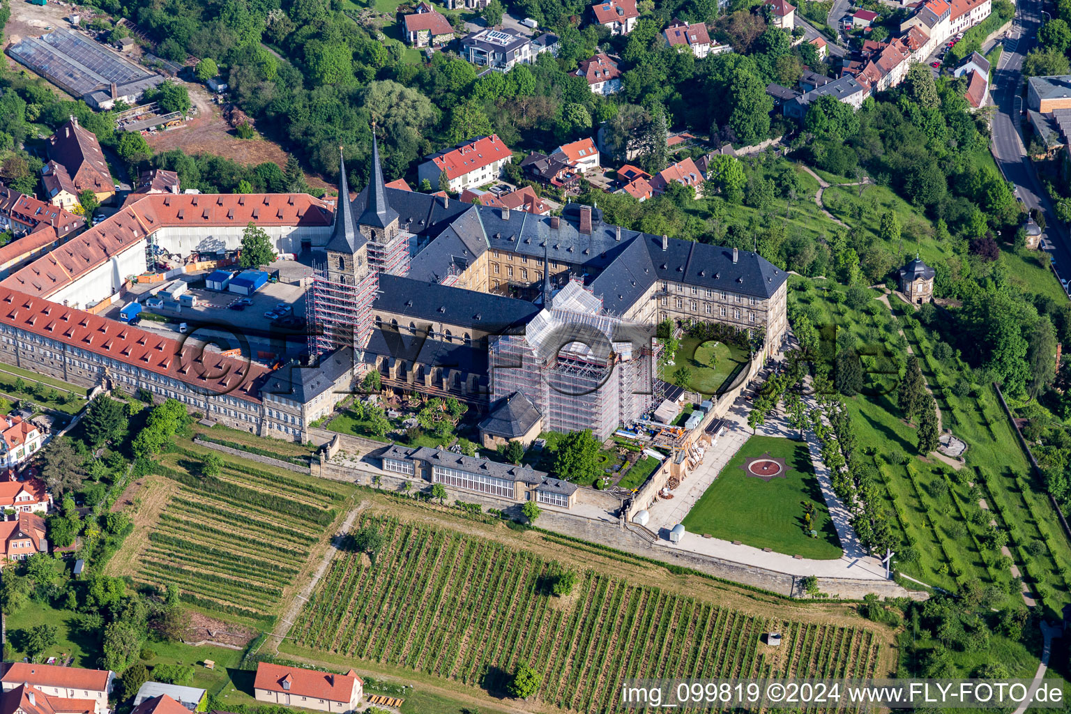 Vue aérienne de Monastère de Michaelsberg au-dessus du jardin de Michaelsberg et des archives de la ville à Bamberg dans le département Bavière, Allemagne