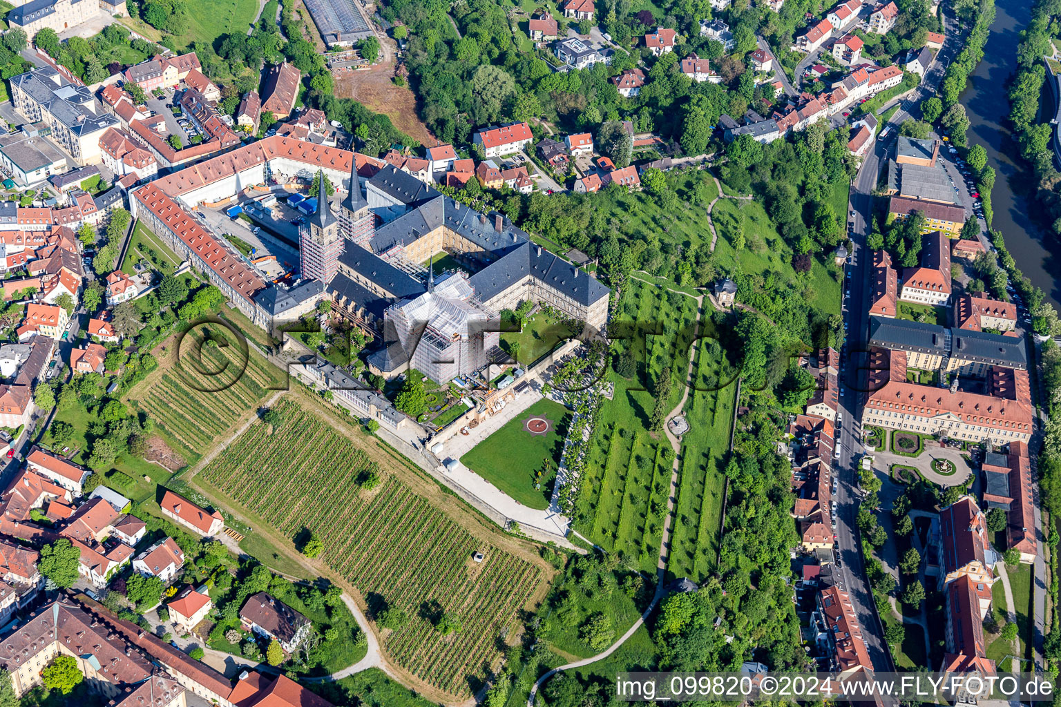 Vue aérienne de Monastère de Michaelsberg au-dessus du jardin de Michaelsberg et des archives de la ville à Bamberg dans le département Bavière, Allemagne