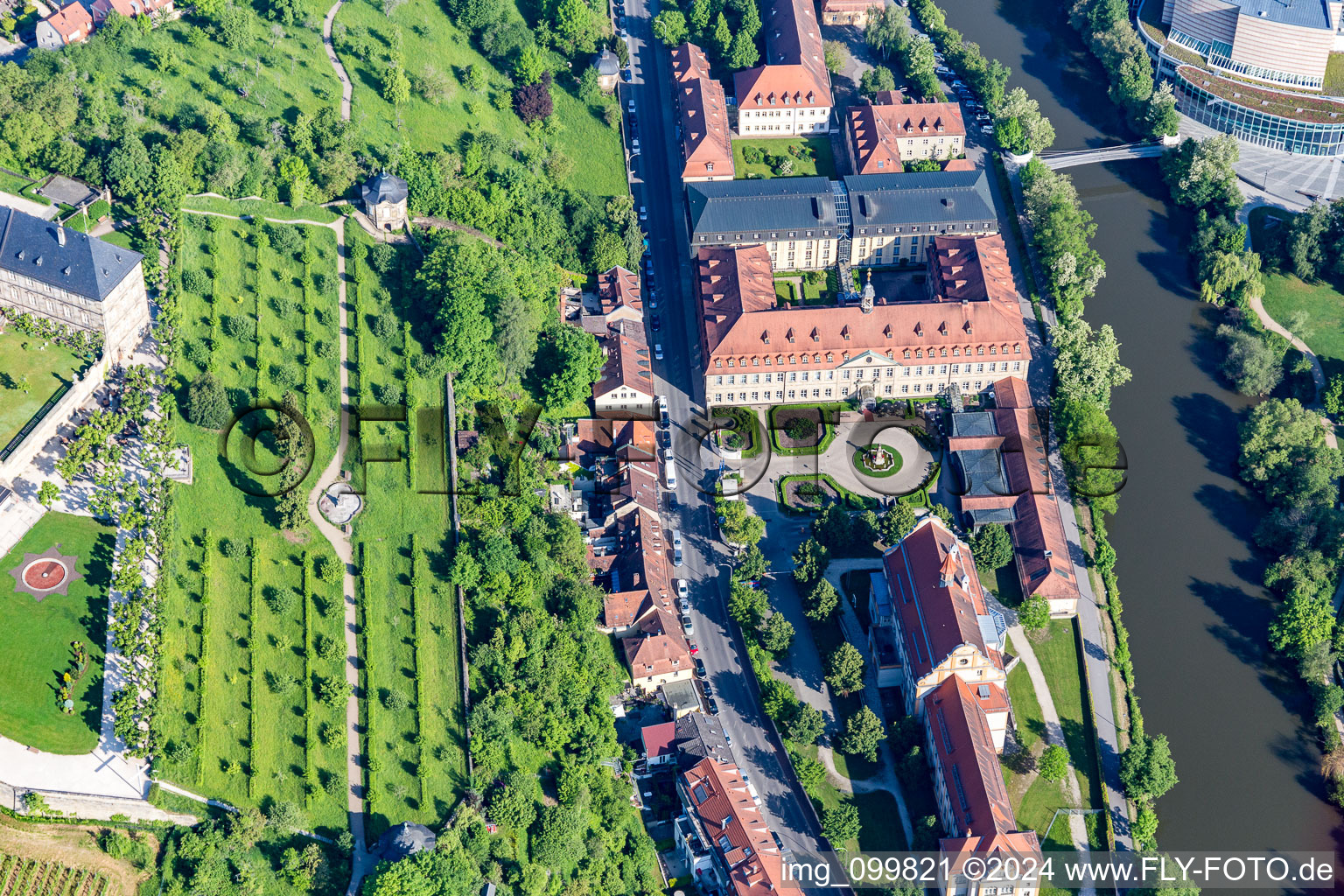 Vue aérienne de Jardin Michaelsberg au-dessus des archives de la ville à Bamberg dans le département Bavière, Allemagne