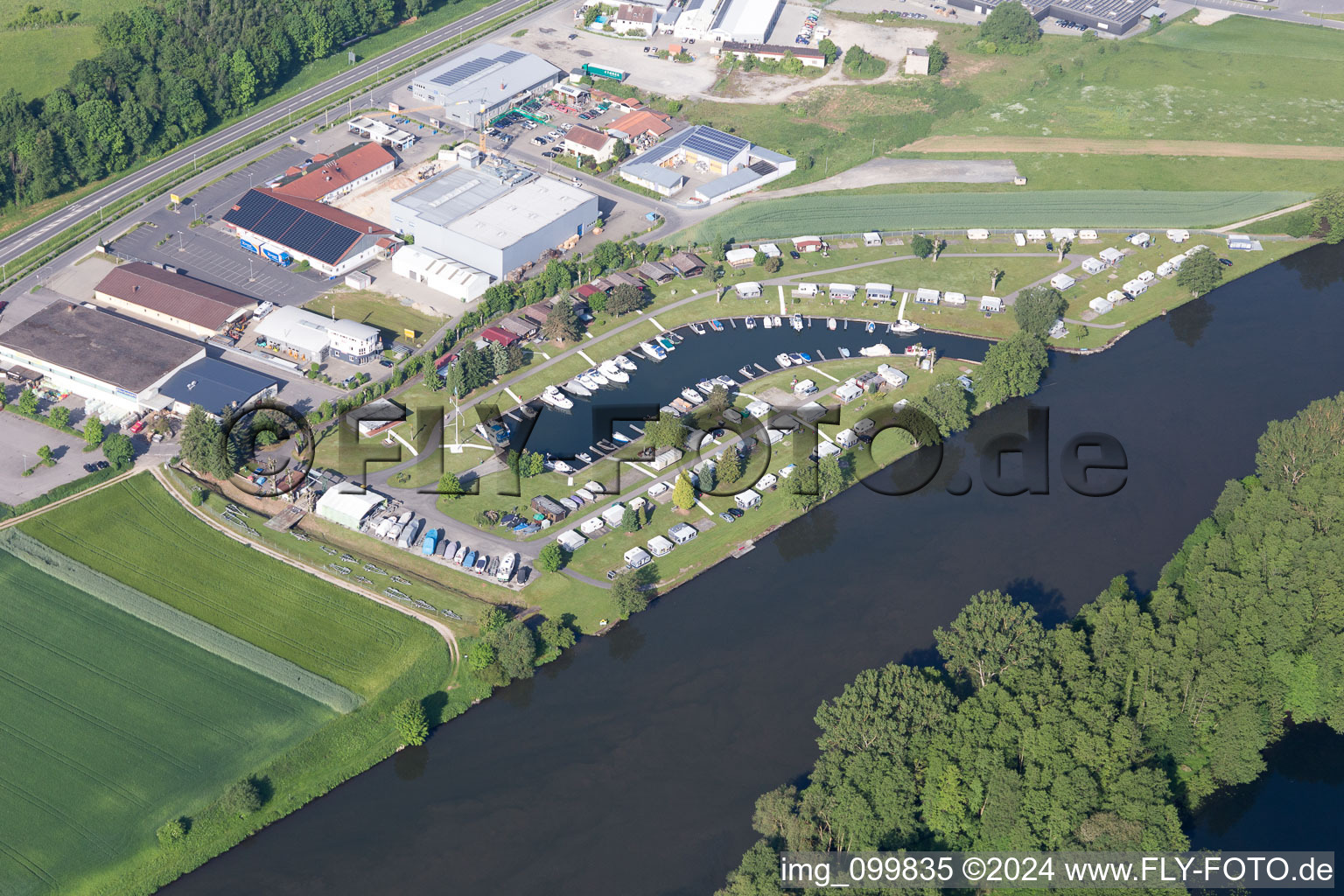 Vue aérienne de Marina à Bischberg dans le département Bavière, Allemagne