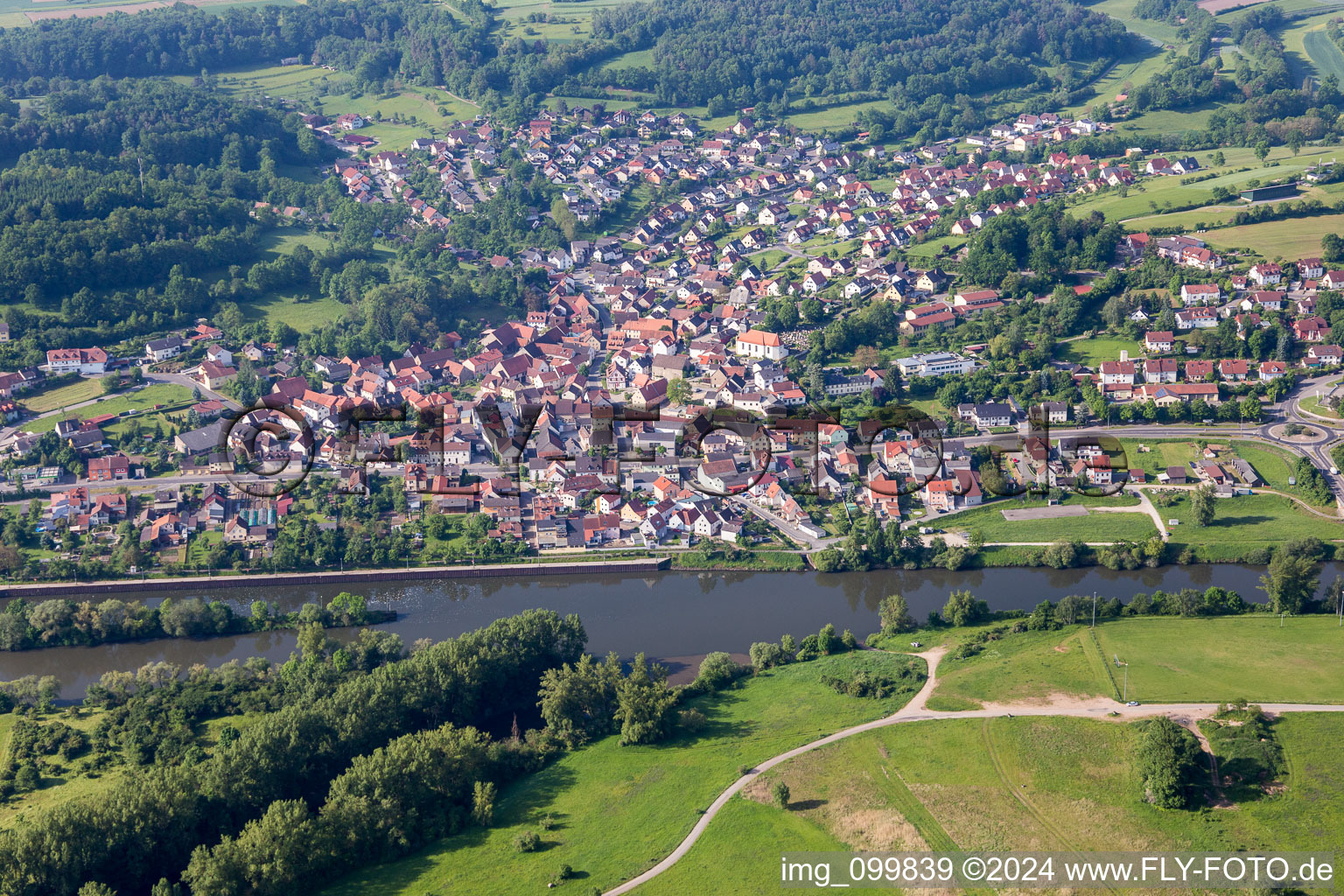 Vue aérienne de Surfaces des berges du Main en Viereth à le quartier Viereth in Viereth-Trunstadt dans le département Bavière, Allemagne