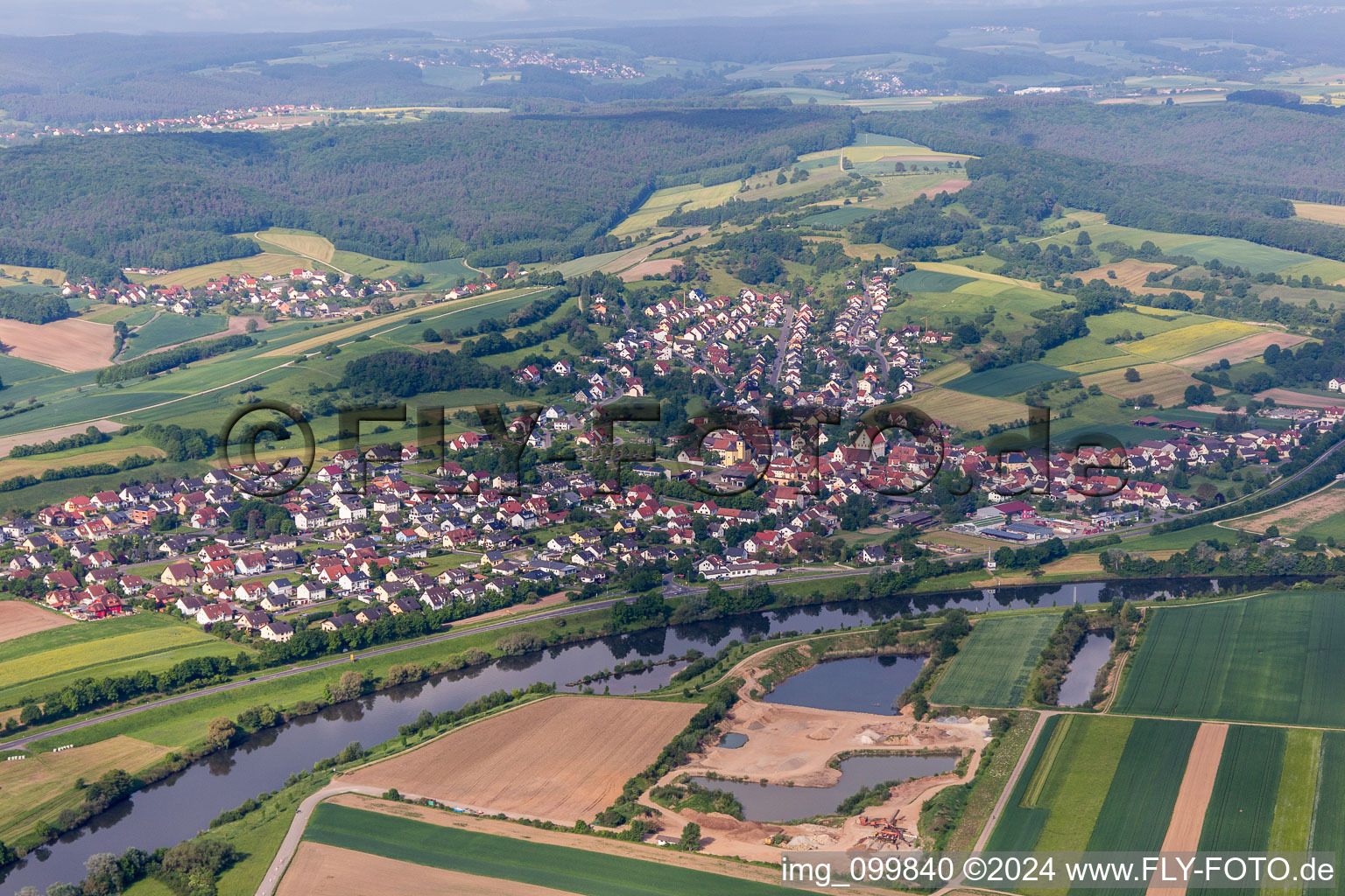 Vue aérienne de Zones riveraines du Main à le quartier Trunstadt in Viereth-Trunstadt dans le département Bavière, Allemagne