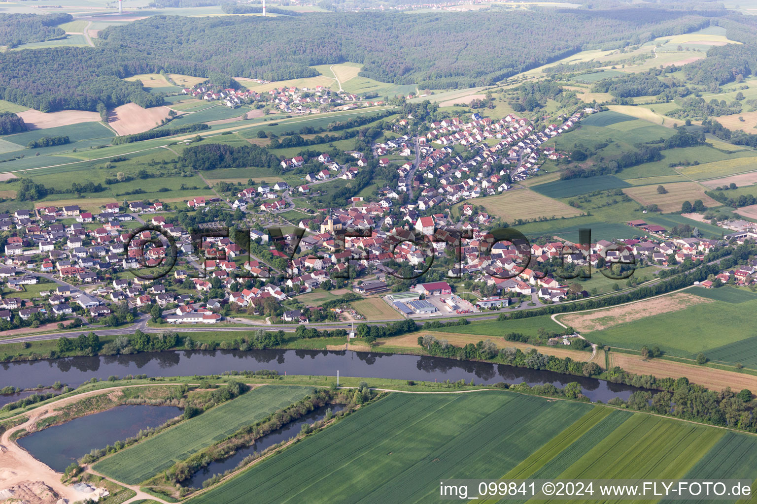 Vue aérienne de Zones riveraines du Main à Viereth-Trunstadt dans le département Bavière, Allemagne