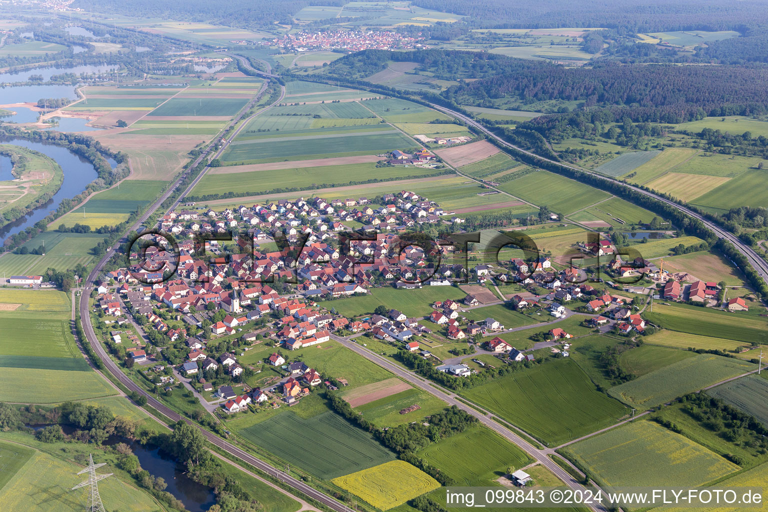 Vue aérienne de Zones riveraines du Main à le quartier Staffelbach in Oberhaid dans le département Bavière, Allemagne