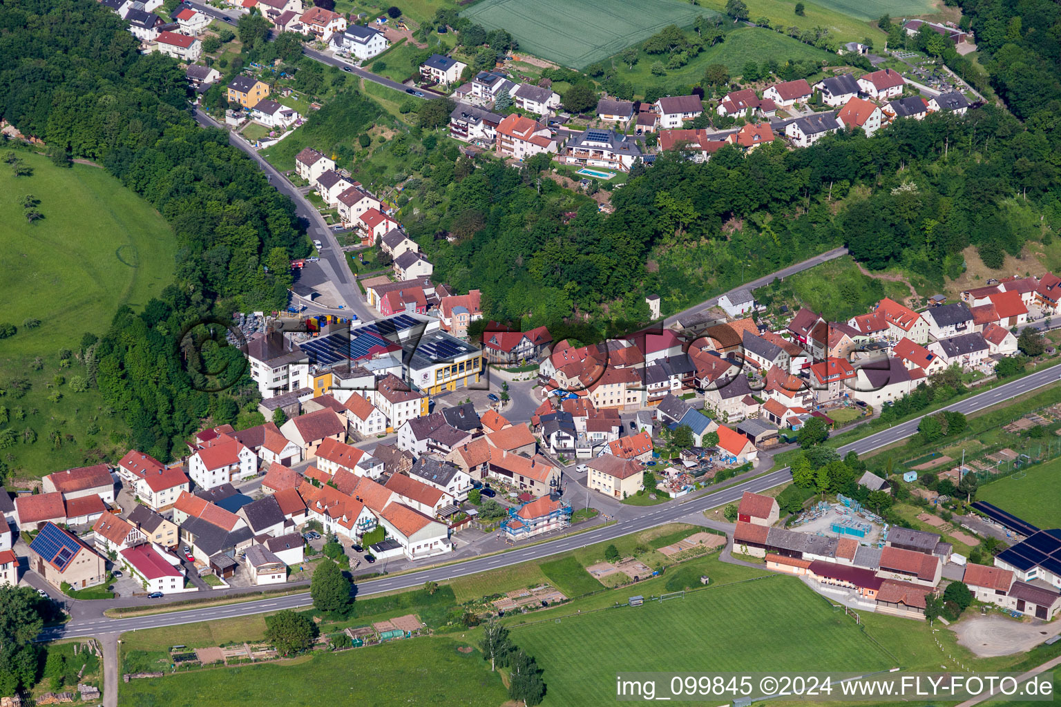 Vue aérienne de Quartier Roßstadt in Eltmann dans le département Bavière, Allemagne