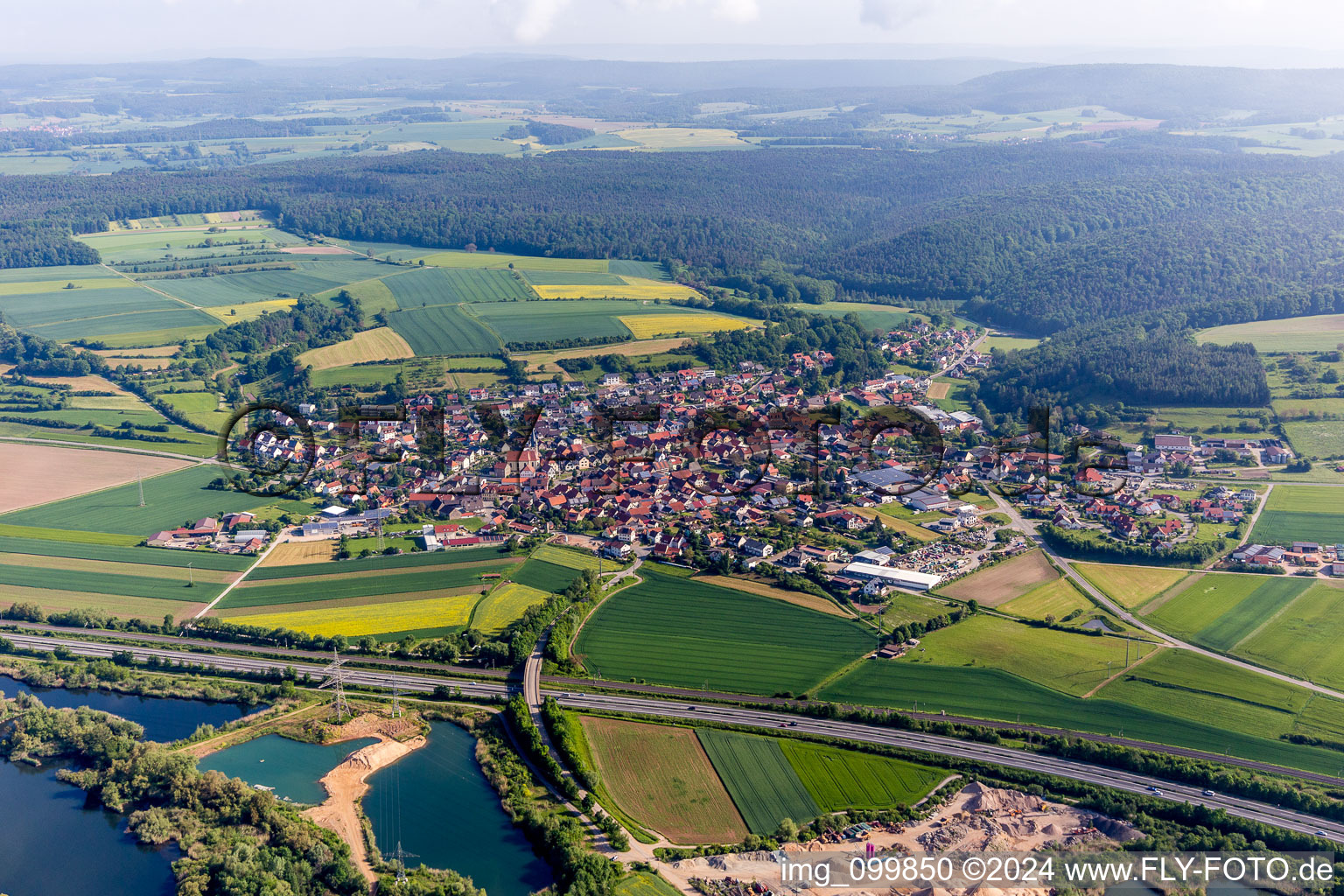 Vue aérienne de Champs agricoles et surfaces utilisables à Stettfeld dans le département Bavière, Allemagne