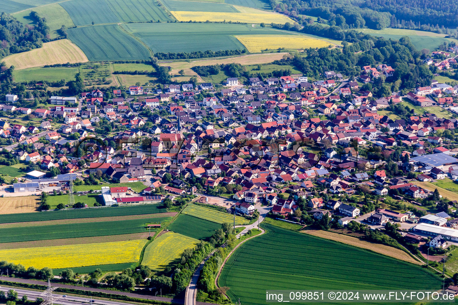 Vue aérienne de Champs agricoles et surfaces utilisables à Stettfeld dans le département Bavière, Allemagne