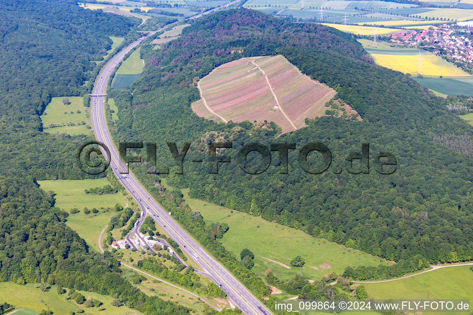 Vue aérienne de L'A70 contourne Hermannsberg à Sand am Main dans le département Bavière, Allemagne