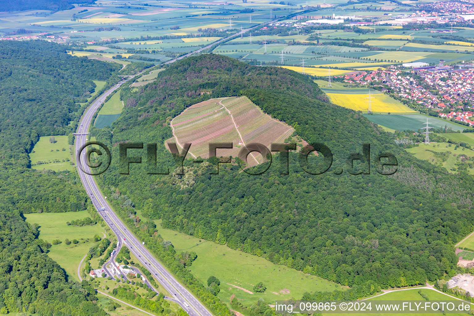 Vue aérienne de L'A70 contourne Hermannsberg à Sand am Main dans le département Bavière, Allemagne