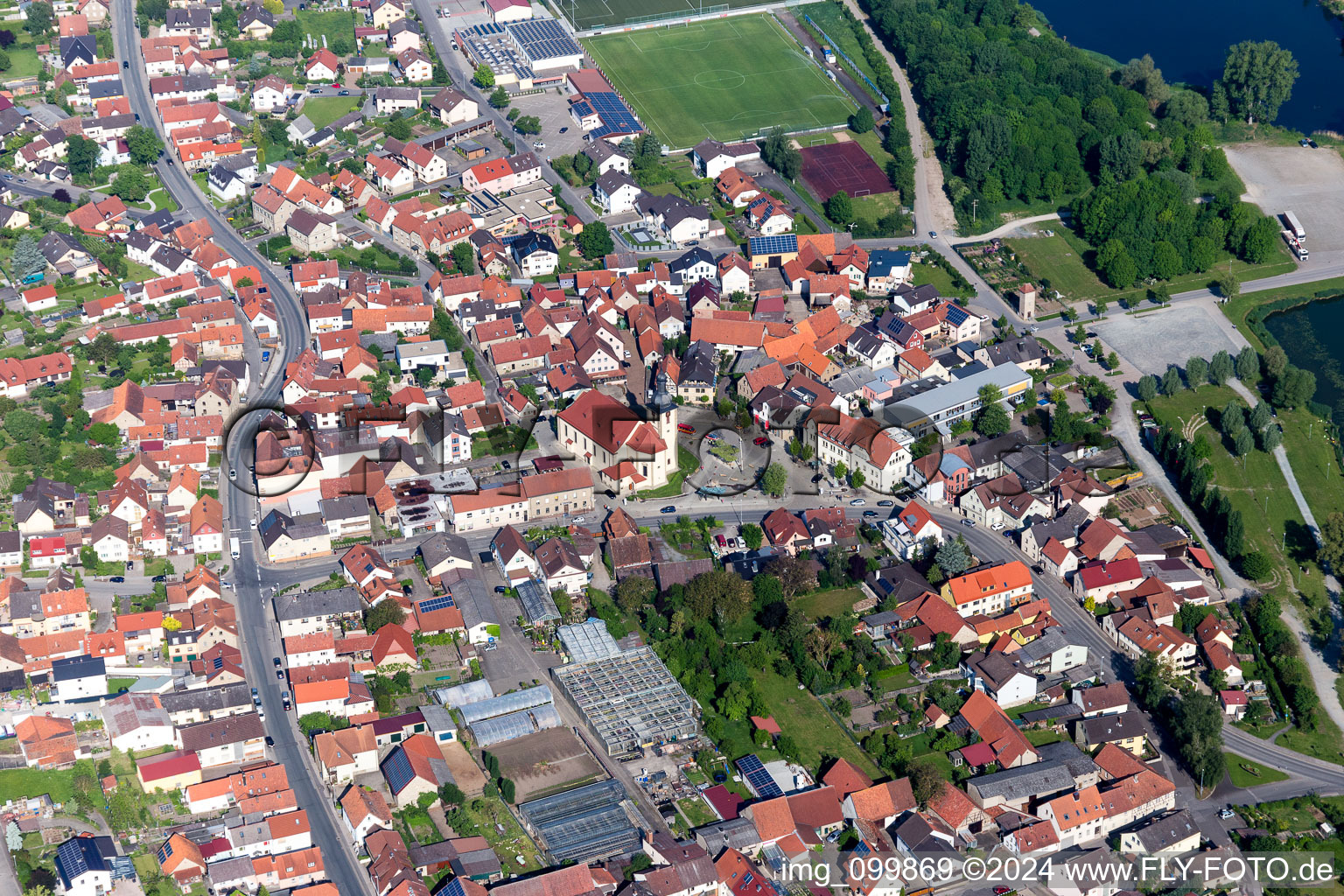 Vue aérienne de Bâtiment d'église au centre du village à Sand am Main dans le département Bavière, Allemagne