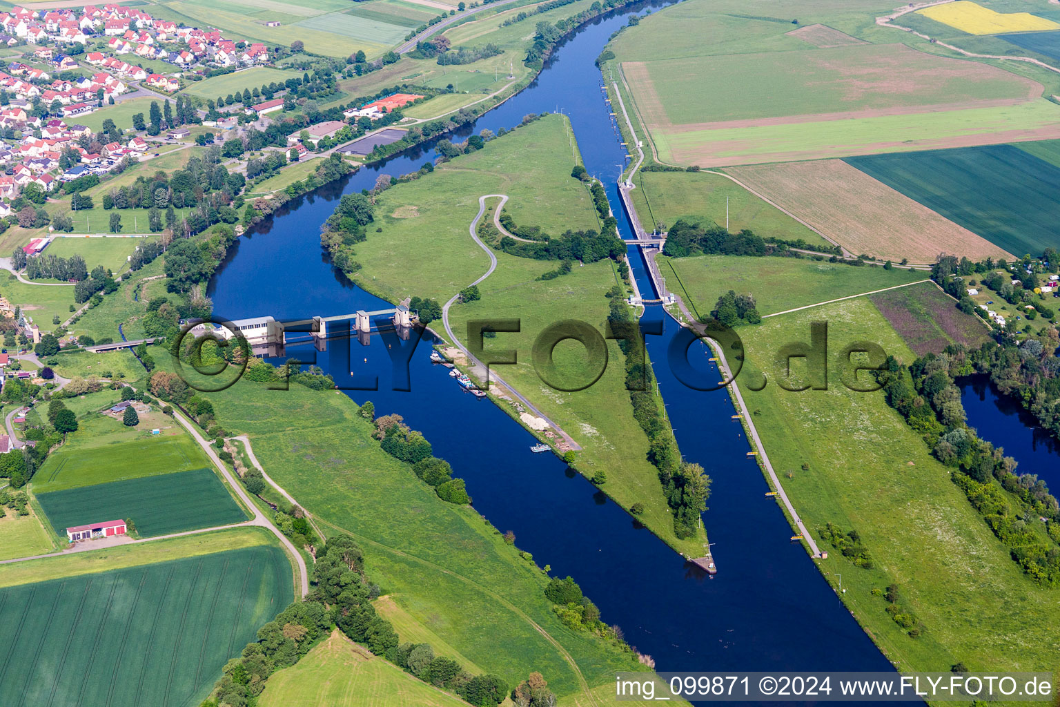 Vue aérienne de Île au bord de la rivière Main à Knetzgau dans le département Bavière, Allemagne