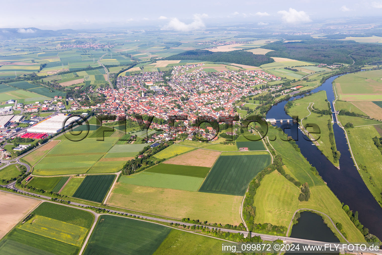 Vue aérienne de Zones riveraines du Main à Knetzgau dans le département Bavière, Allemagne