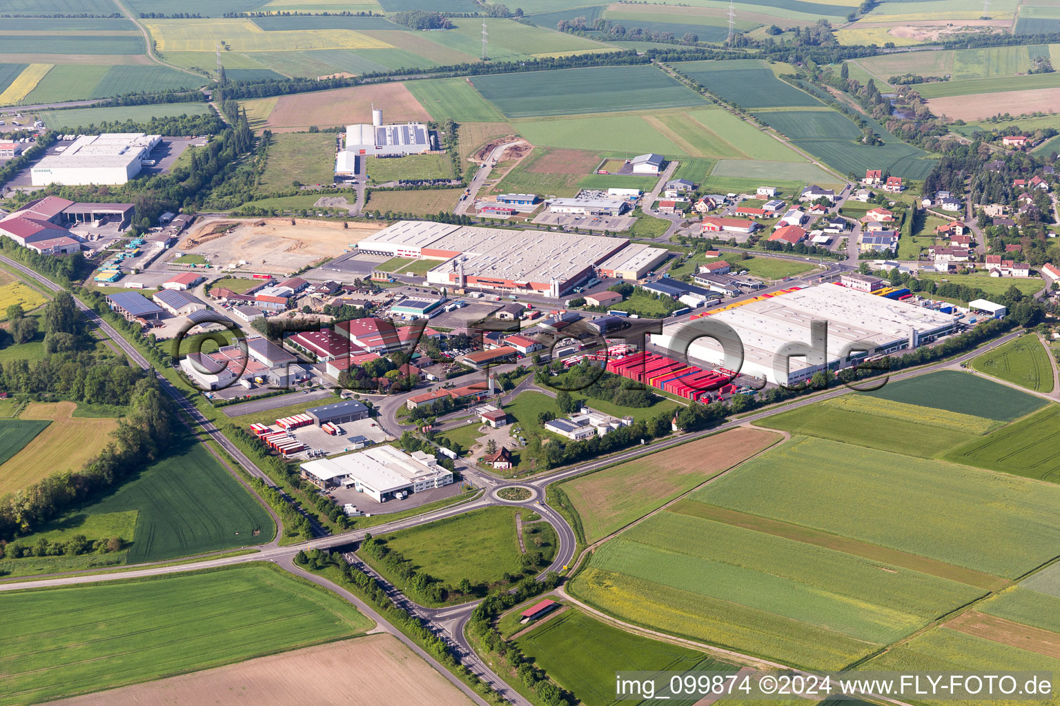 Vue aérienne de Zone commerciale et implantation d'entreprises à la Siechkapelle à Knetzgau dans le département Bavière, Allemagne