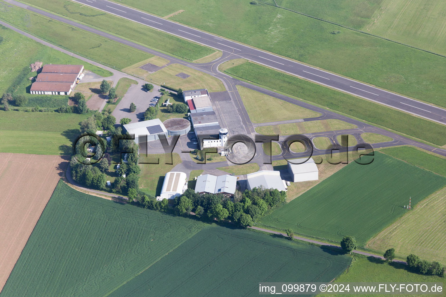 Vue aérienne de Aérodrome à Haßfurt dans le département Bavière, Allemagne