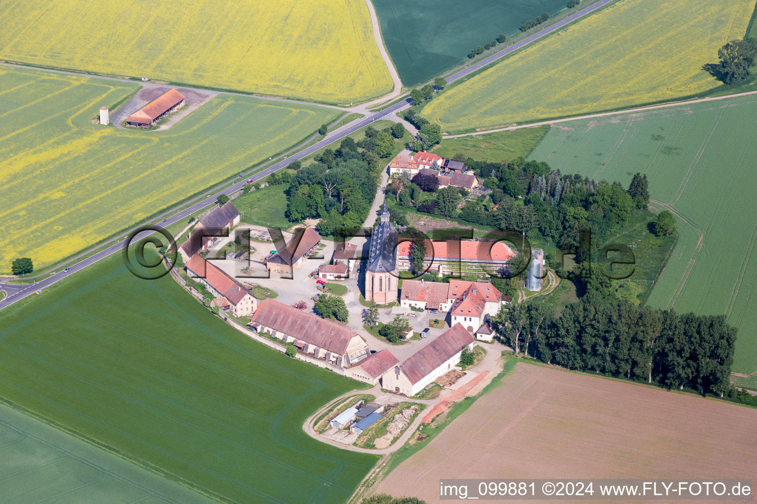 Vue aérienne de Bâtiments et parcs du manoir du manoir Gut Mariaburghausen à le quartier Mariaburghausen in Haßfurt dans le département Bavière, Allemagne