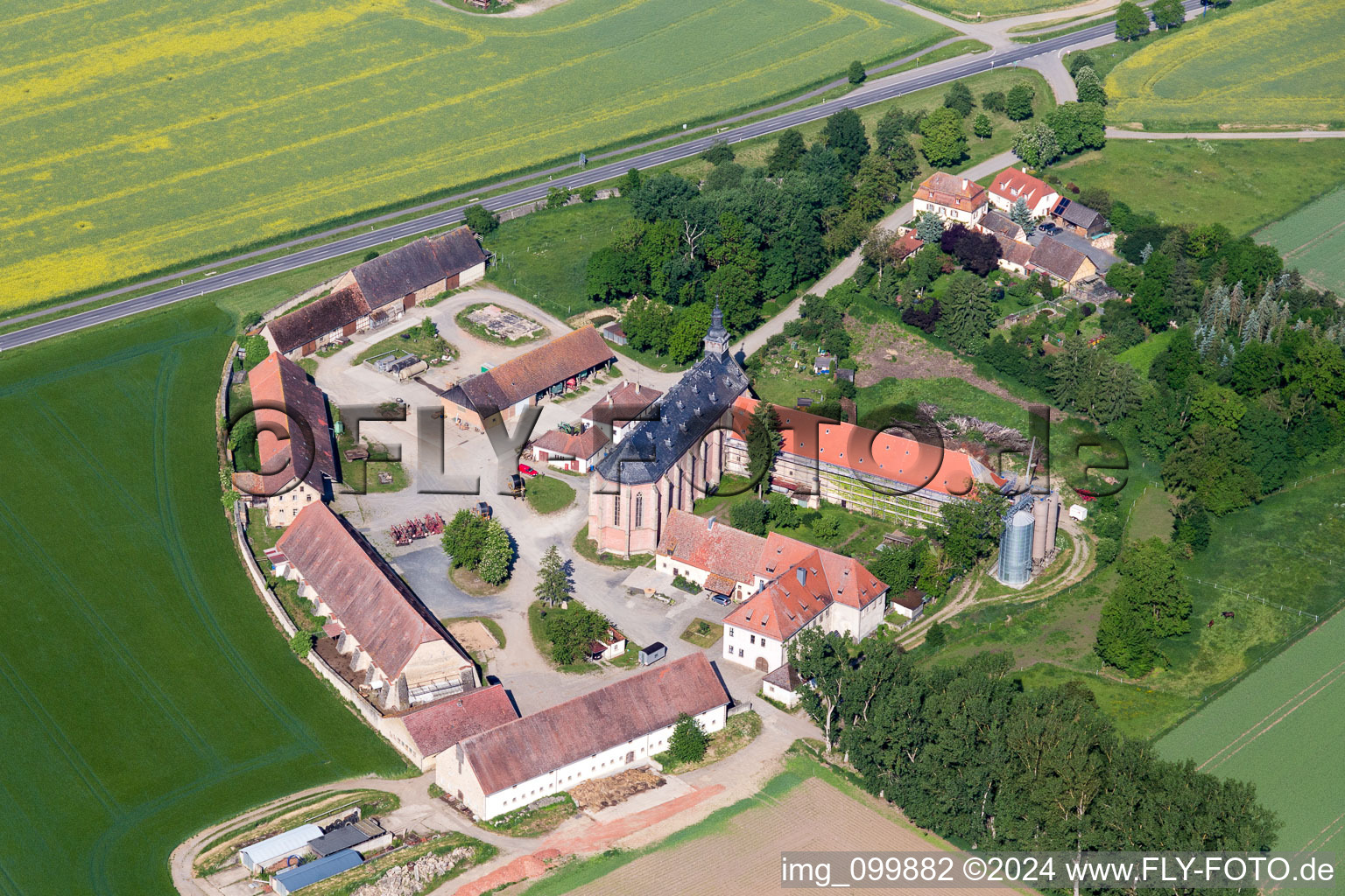 Vue aérienne de Bâtiments et parcs du manoir du manoir Gut Mariaburghausen à le quartier Mariaburghausen in Haßfurt dans le département Bavière, Allemagne