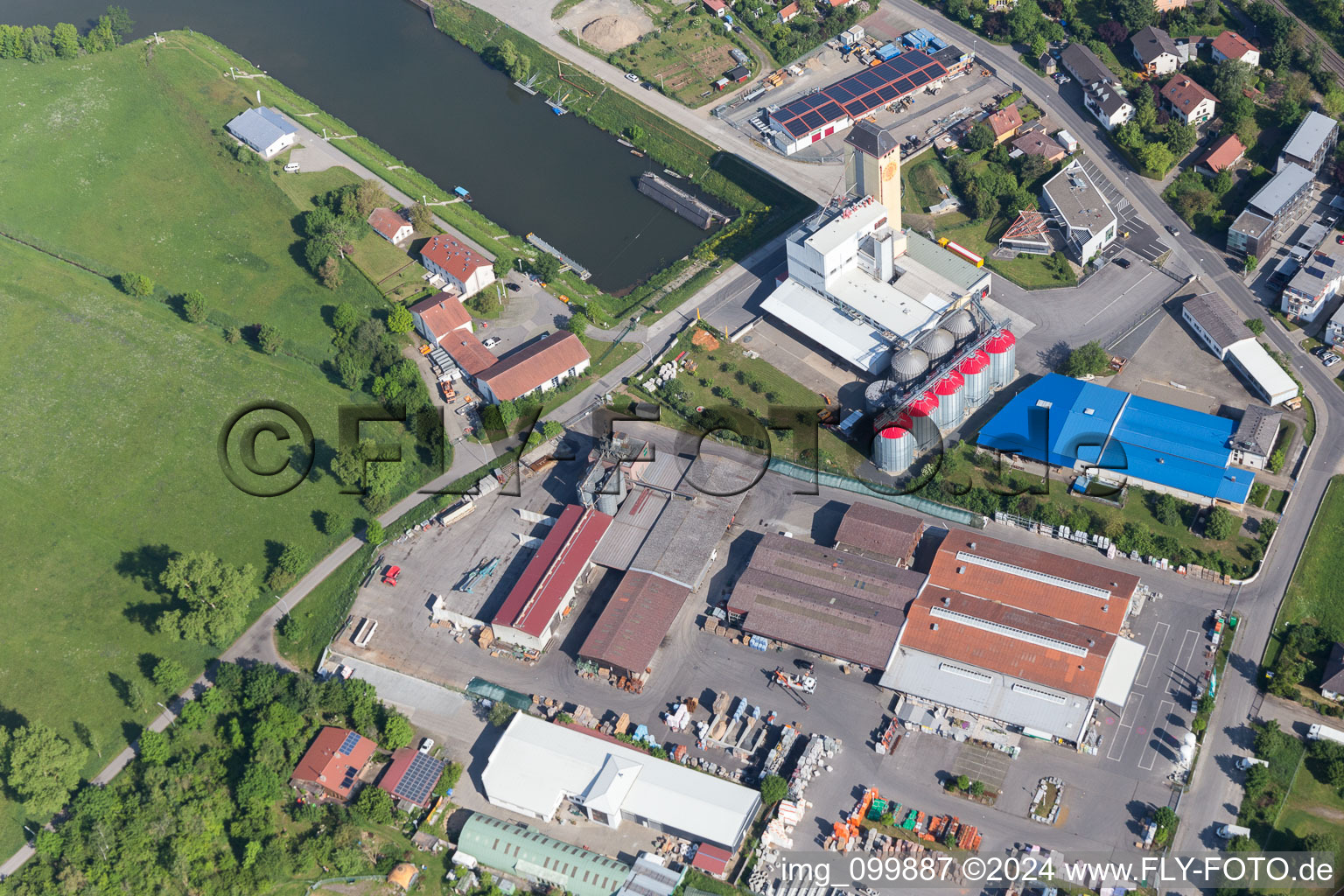 Vue oblique de Haßfurt dans le département Bavière, Allemagne