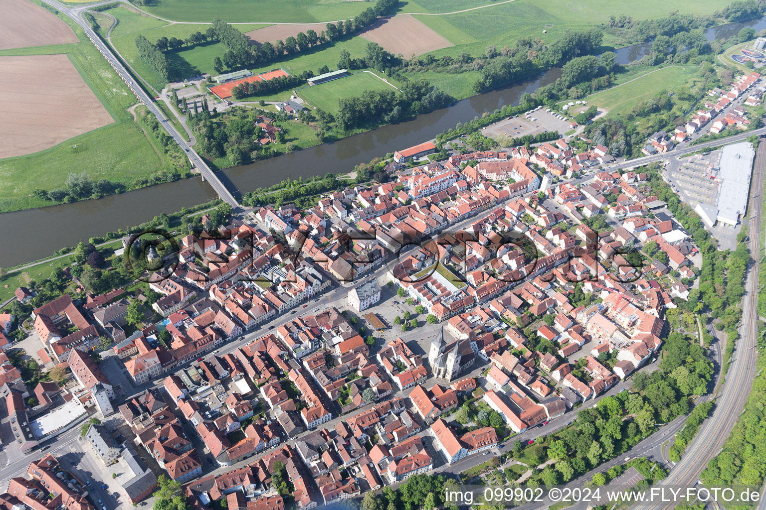 Vue aérienne de Haßfurt dans le département Bavière, Allemagne