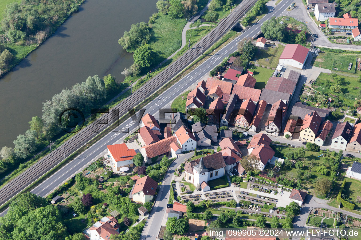 Vue aérienne de Cimetière et église sur le Mainblick à le quartier Wülflingen in Haßfurt dans le département Bavière, Allemagne