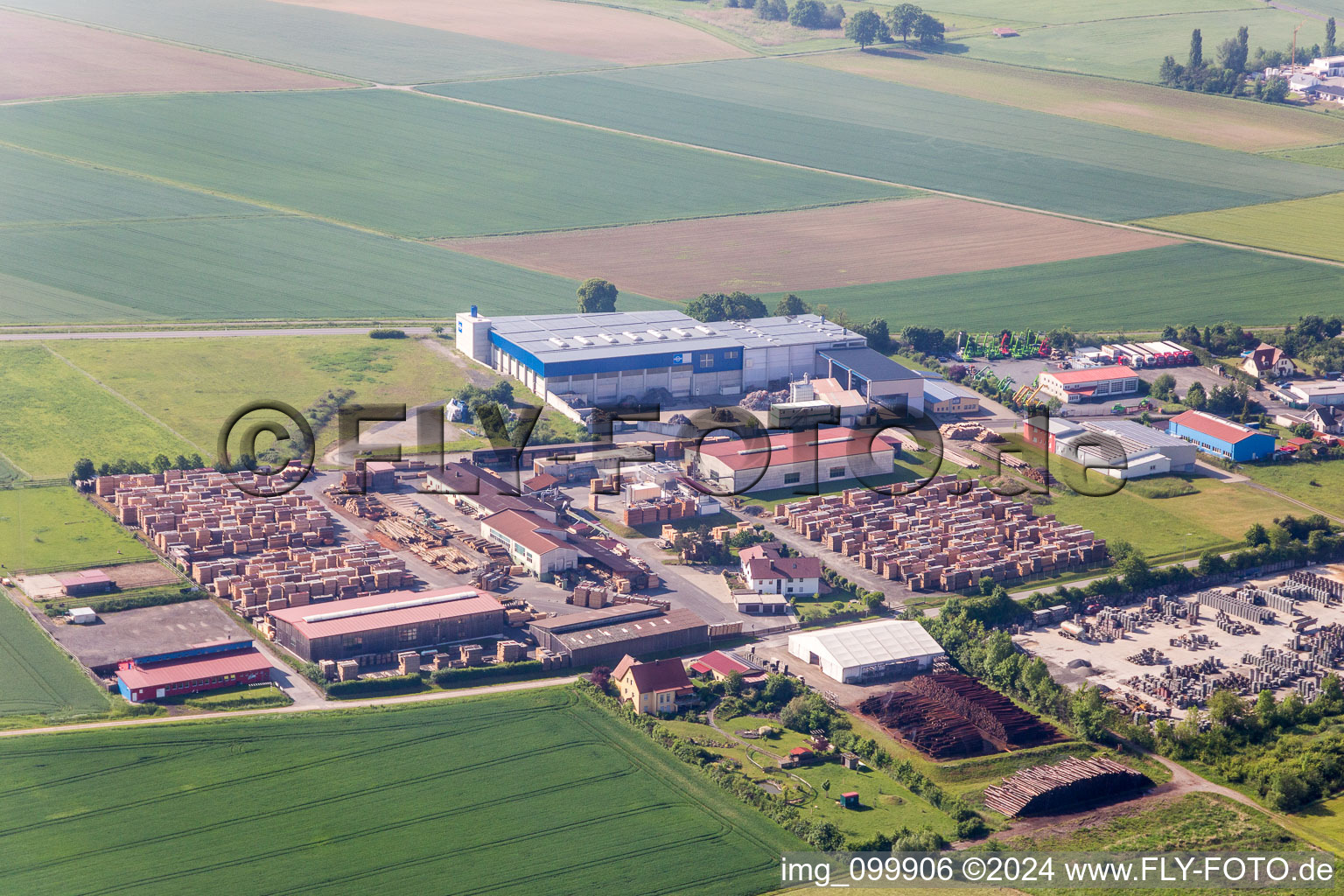 Vue aérienne de Sites de production de la Sägewerk Reitz GmbH à Wülflingen à Wonfurt dans le département Bavière, Allemagne