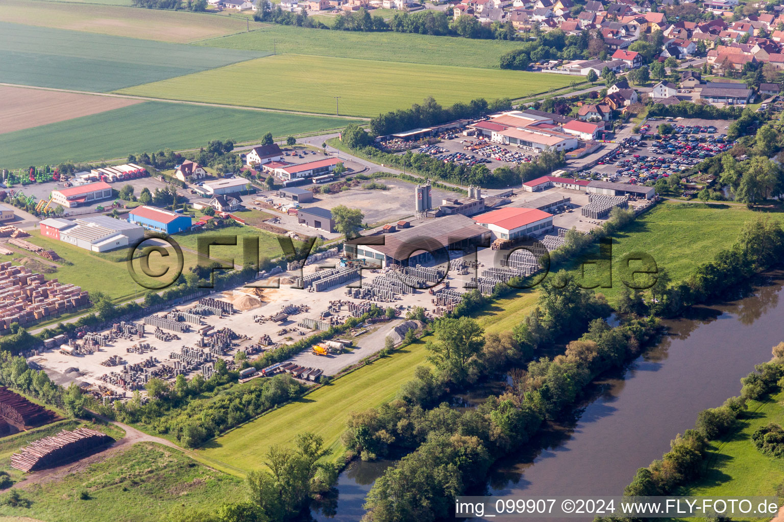 Vue aérienne de Usine de blocs de béton de Hochrein Beton GmbH à Wülflingen à Wonfurt dans le département Bavière, Allemagne