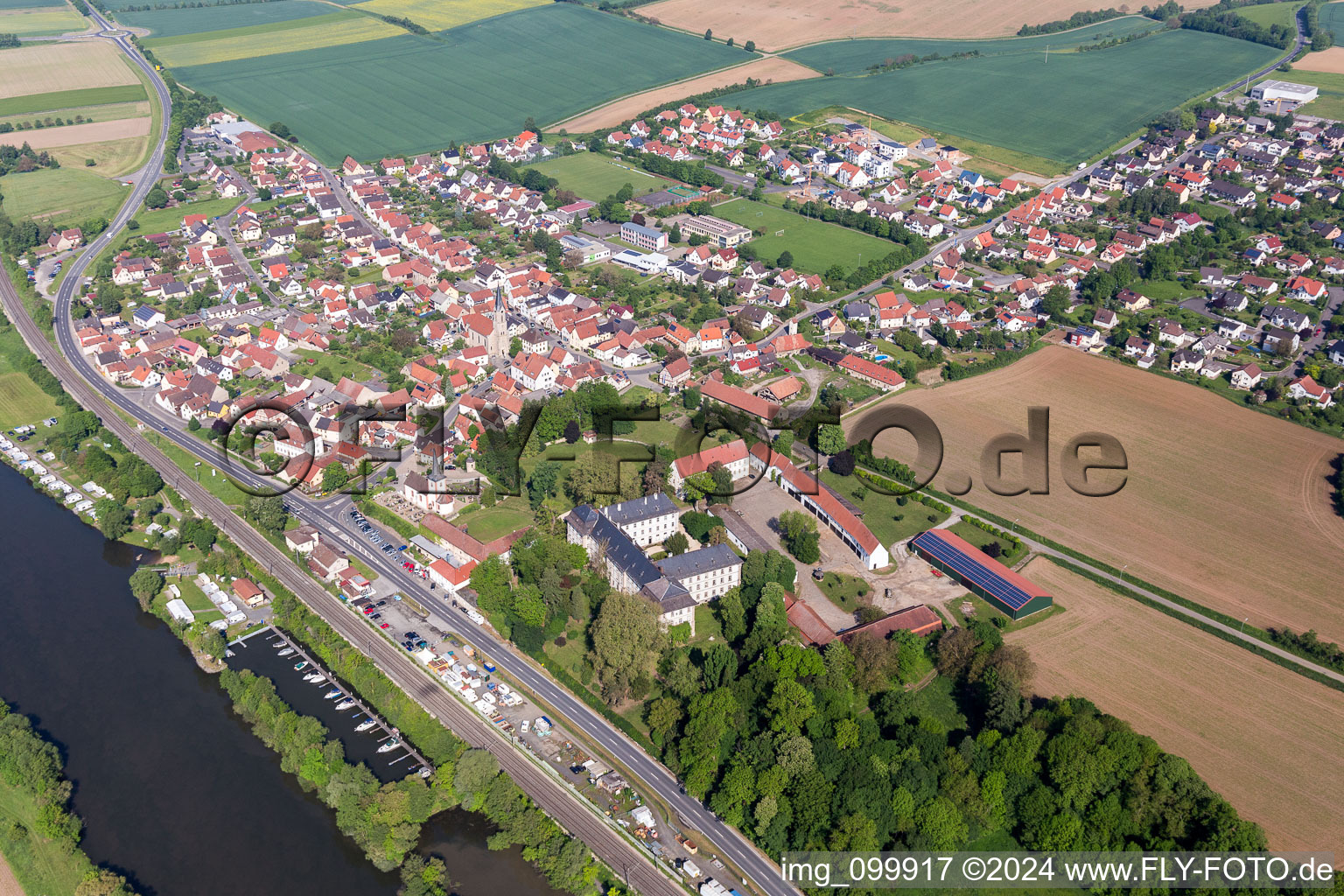 Vue aérienne de Surfaces des berges du Main en Obertheres à le quartier Obertheres in Theres dans le département Bavière, Allemagne