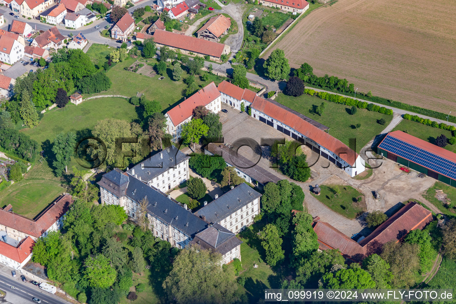 Vue aérienne de Château (ancienne abbaye) Theres à le quartier Obertheres in Theres dans le département Bavière, Allemagne