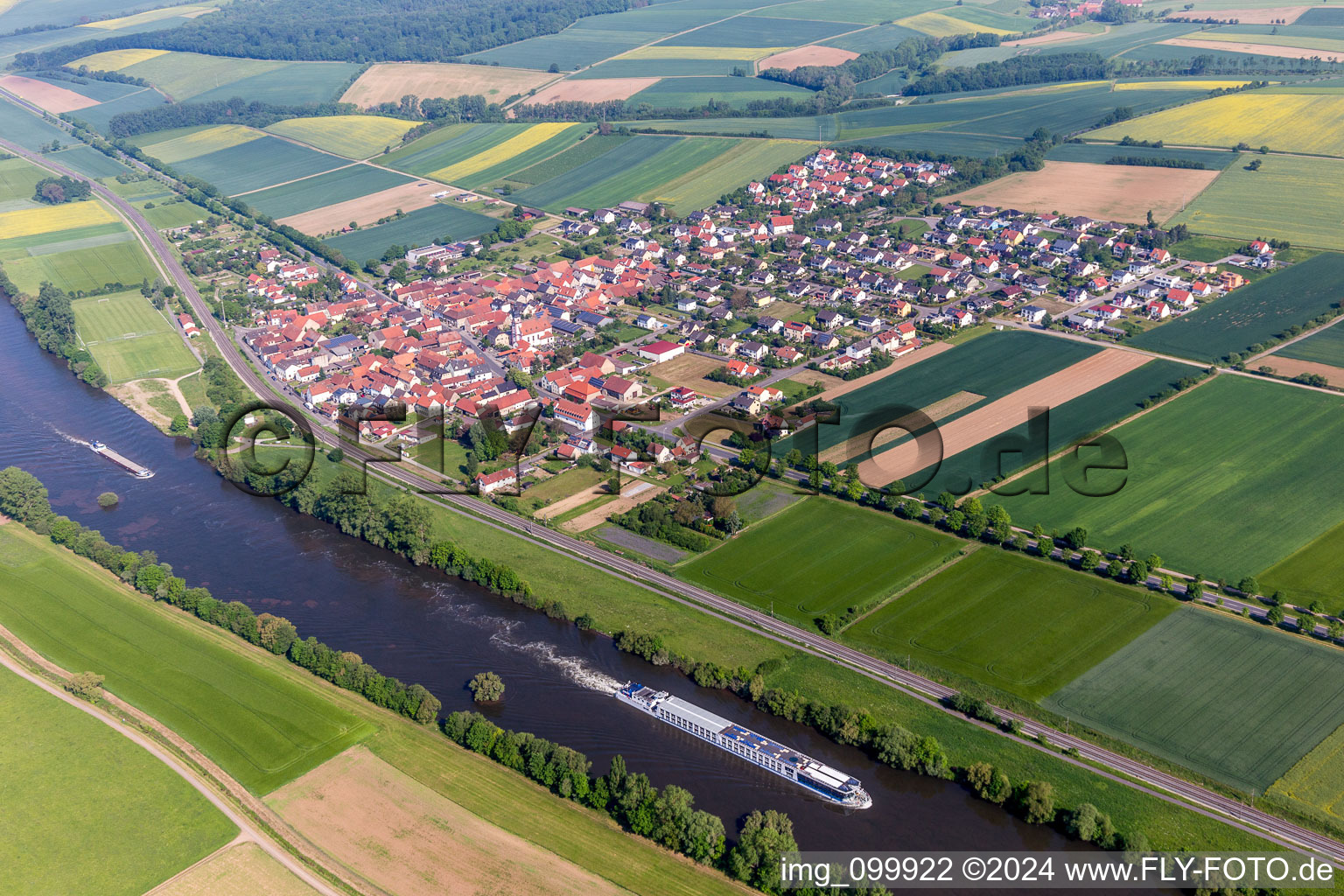 Vue aérienne de Surfaces des berges du Main en Untertheres à le quartier Untertheres in Theres dans le département Bavière, Allemagne