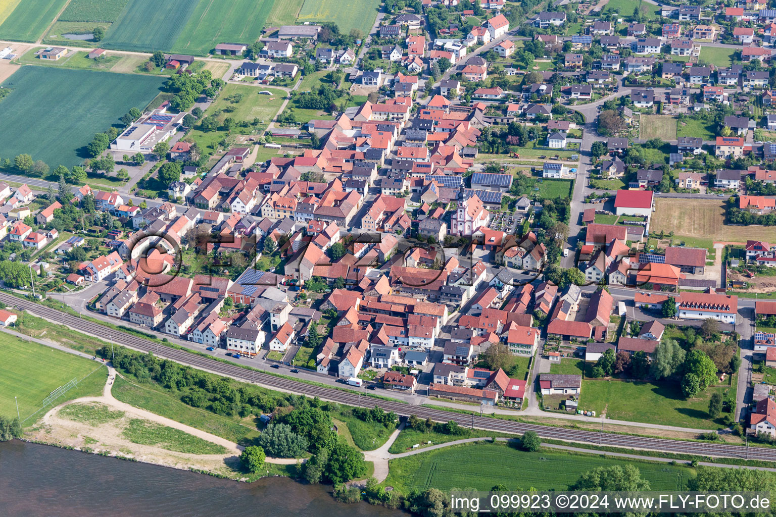 Vue aérienne de Surfaces des berges du Main en Untertheres à le quartier Untertheres in Theres dans le département Bavière, Allemagne