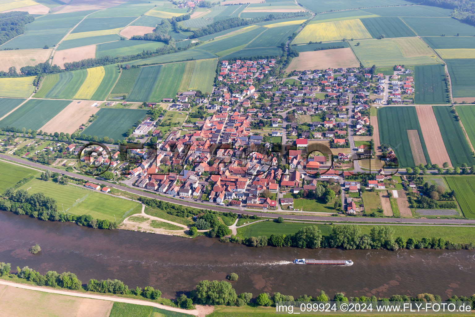 Photographie aérienne de Surfaces des berges du Main en Untertheres à le quartier Untertheres in Theres dans le département Bavière, Allemagne