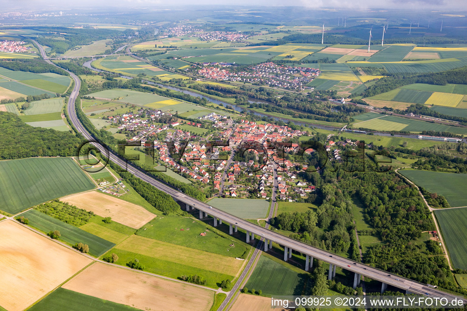 Vue aérienne de Entre Main et A70 à le quartier Untereuerheim in Grettstadt dans le département Bavière, Allemagne