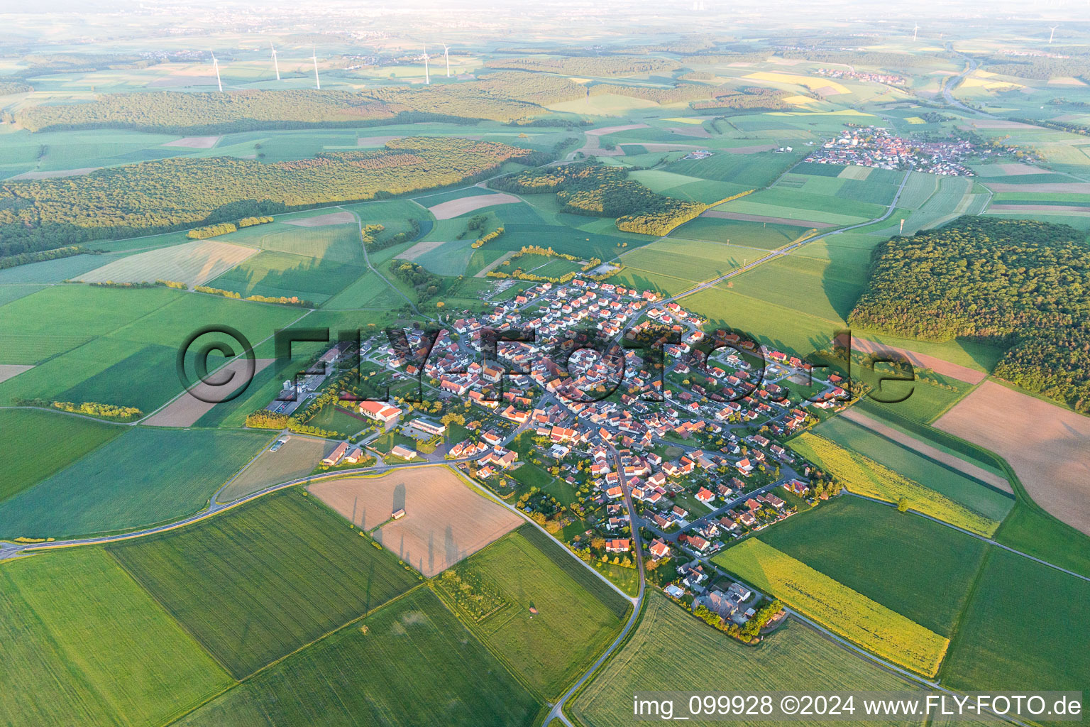 Vue aérienne de Champs agricoles et surfaces utilisables à Wasserlosen dans le département Bavière, Allemagne