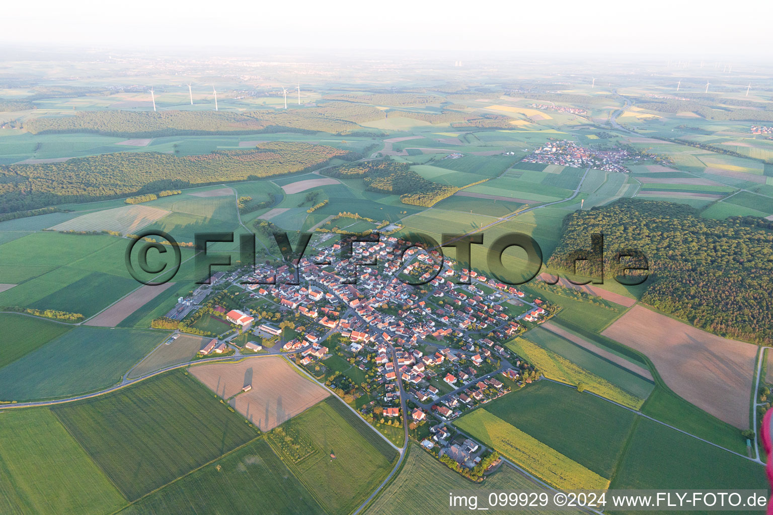 Vue aérienne de Champs agricoles et surfaces utilisables à Wasserlosen dans le département Bavière, Allemagne