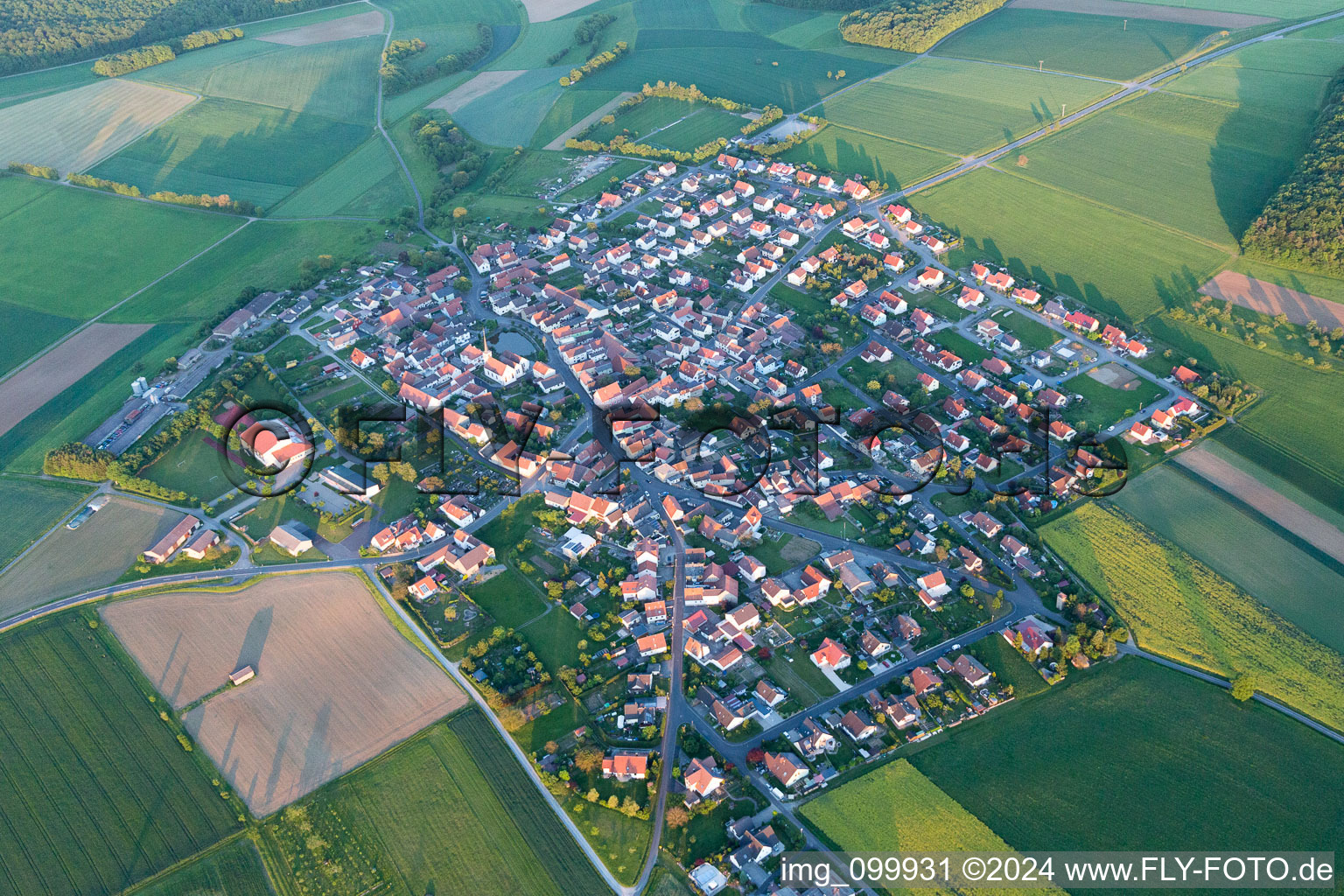 Vue oblique de Champs agricoles et surfaces utilisables à Wasserlosen dans le département Bavière, Allemagne