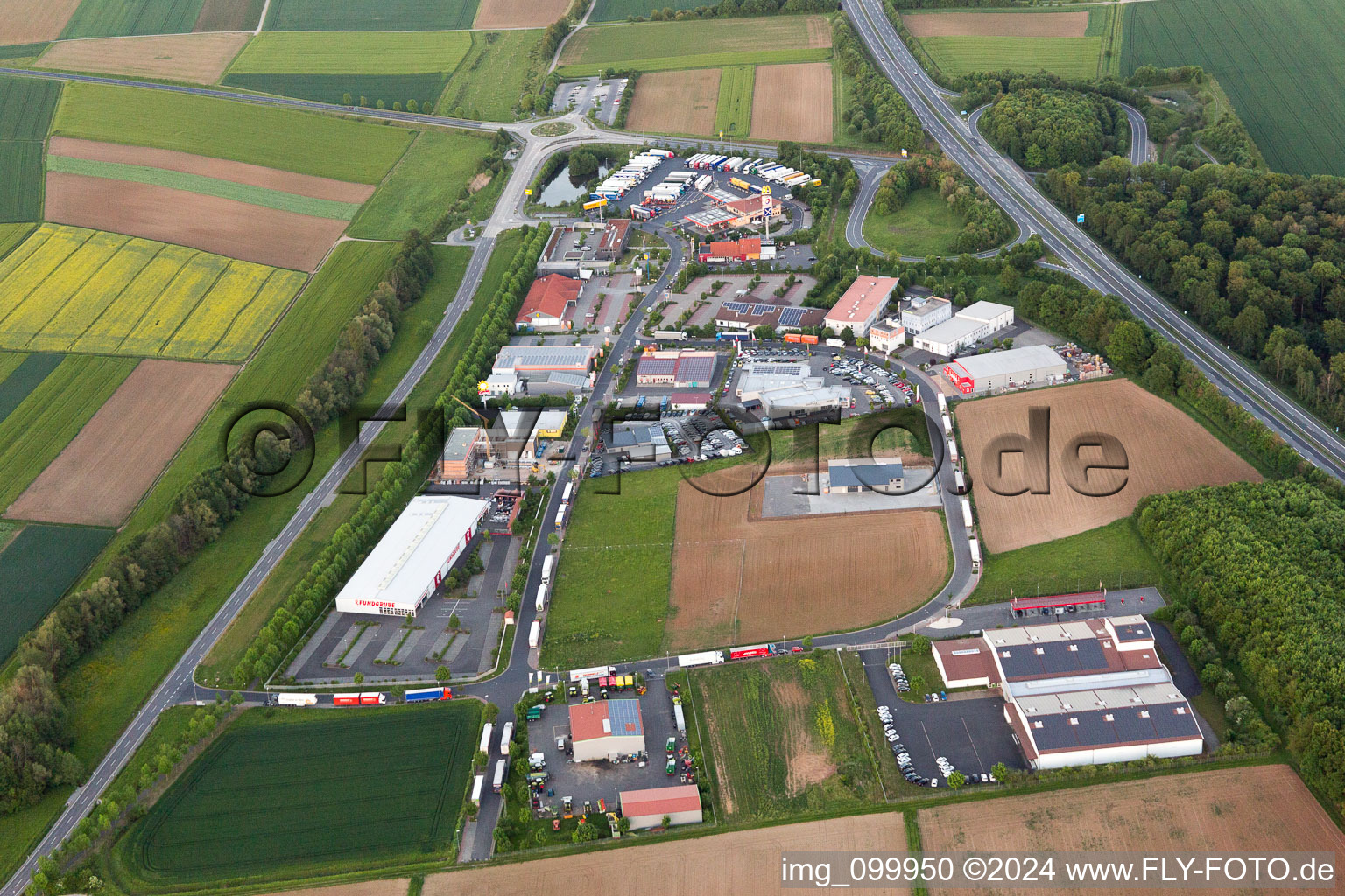 Vue aérienne de Station service autoroutière sur l'A70 à Werneck dans le département Bavière, Allemagne