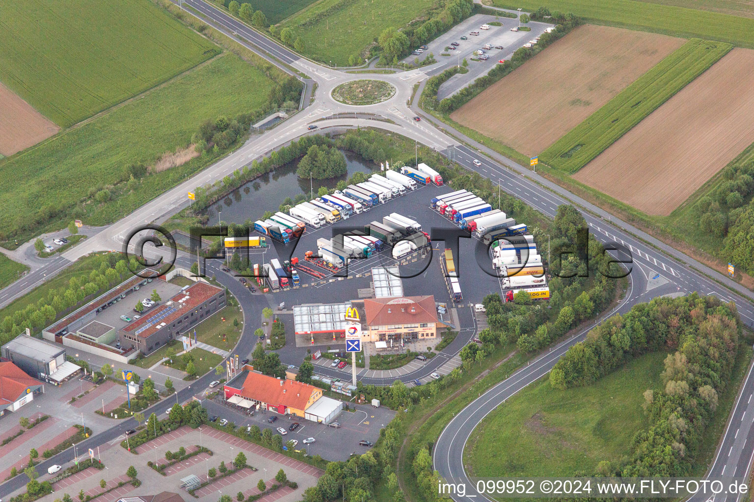 Vue aérienne de Station service autoroutière sur l'A70 à Werneck dans le département Bavière, Allemagne