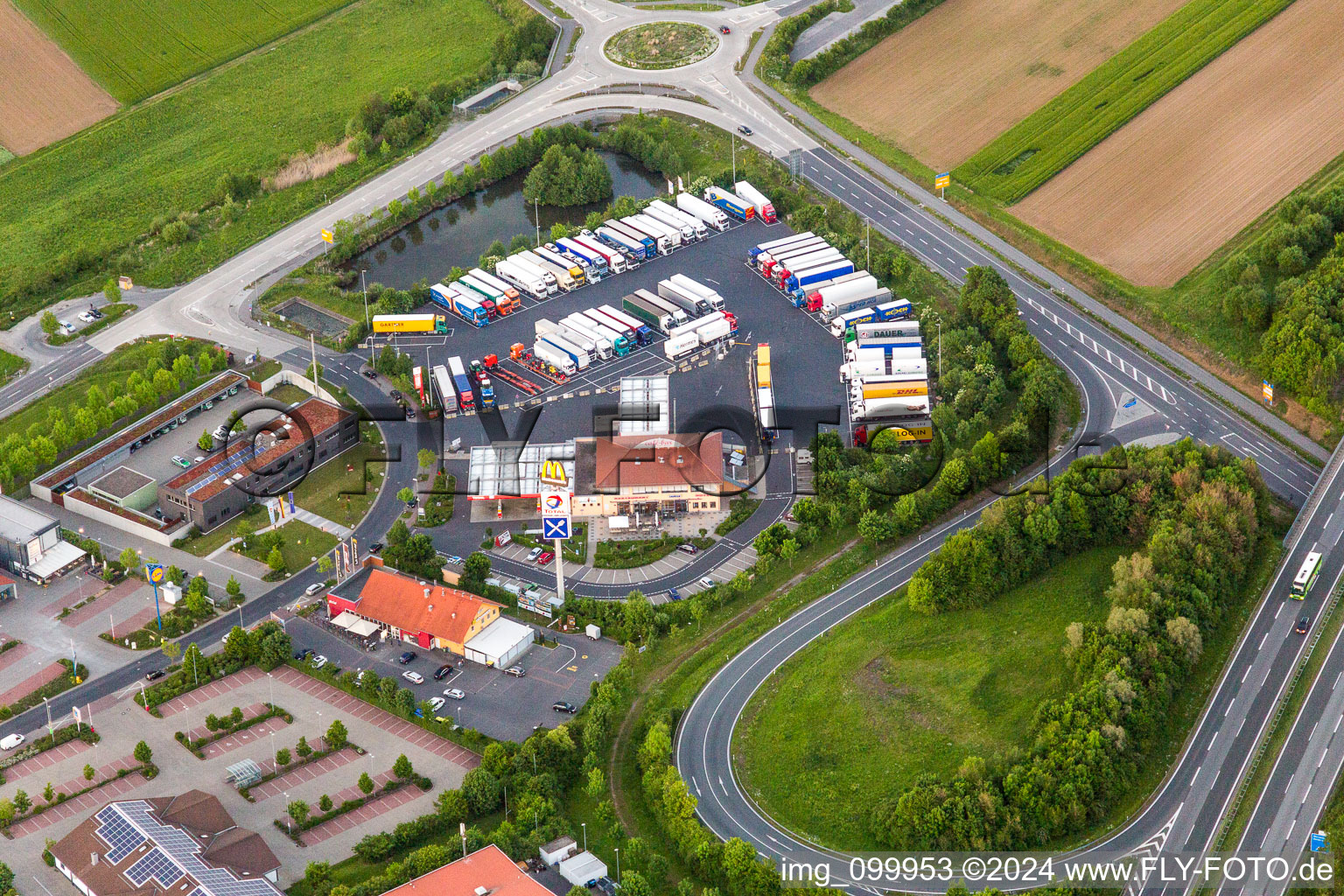 Vue aérienne de Aire d'autoroute Euro Rastpark Werneck sur le BAB 70 à le quartier Schnackenwerth in Werneck dans le département Bavière, Allemagne