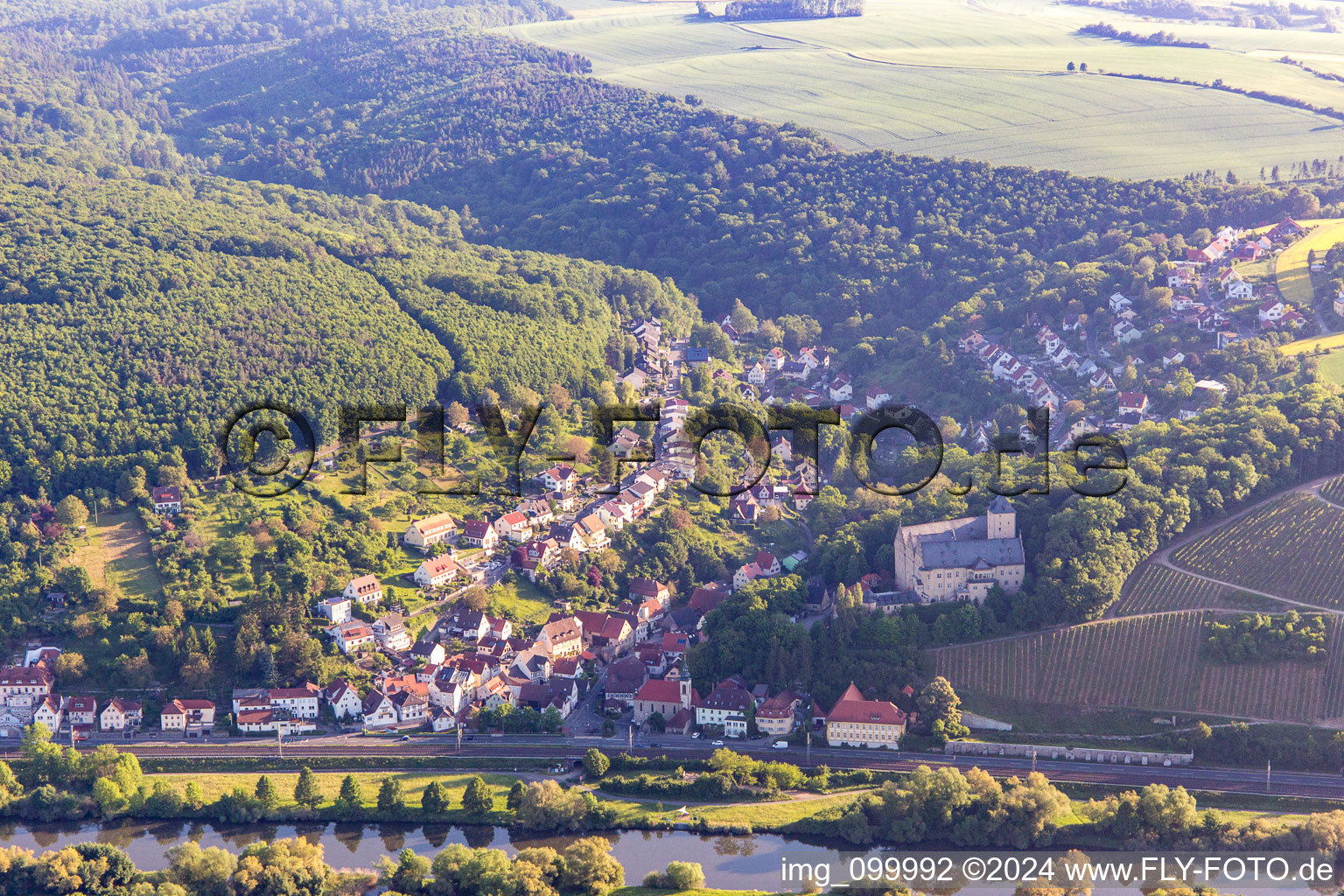 Vue aérienne de Hennebergstr. à le quartier Mainberg in Schonungen dans le département Bavière, Allemagne