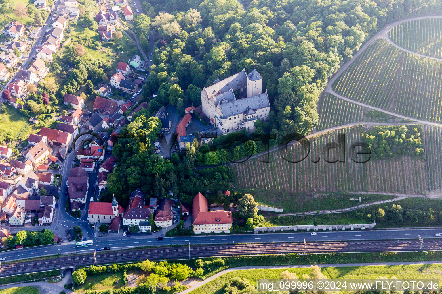 Photographie aérienne de Complexe du château de Schloß Schloss Mainberg à le quartier Mainberg in Schonungen dans le département Bavière, Allemagne