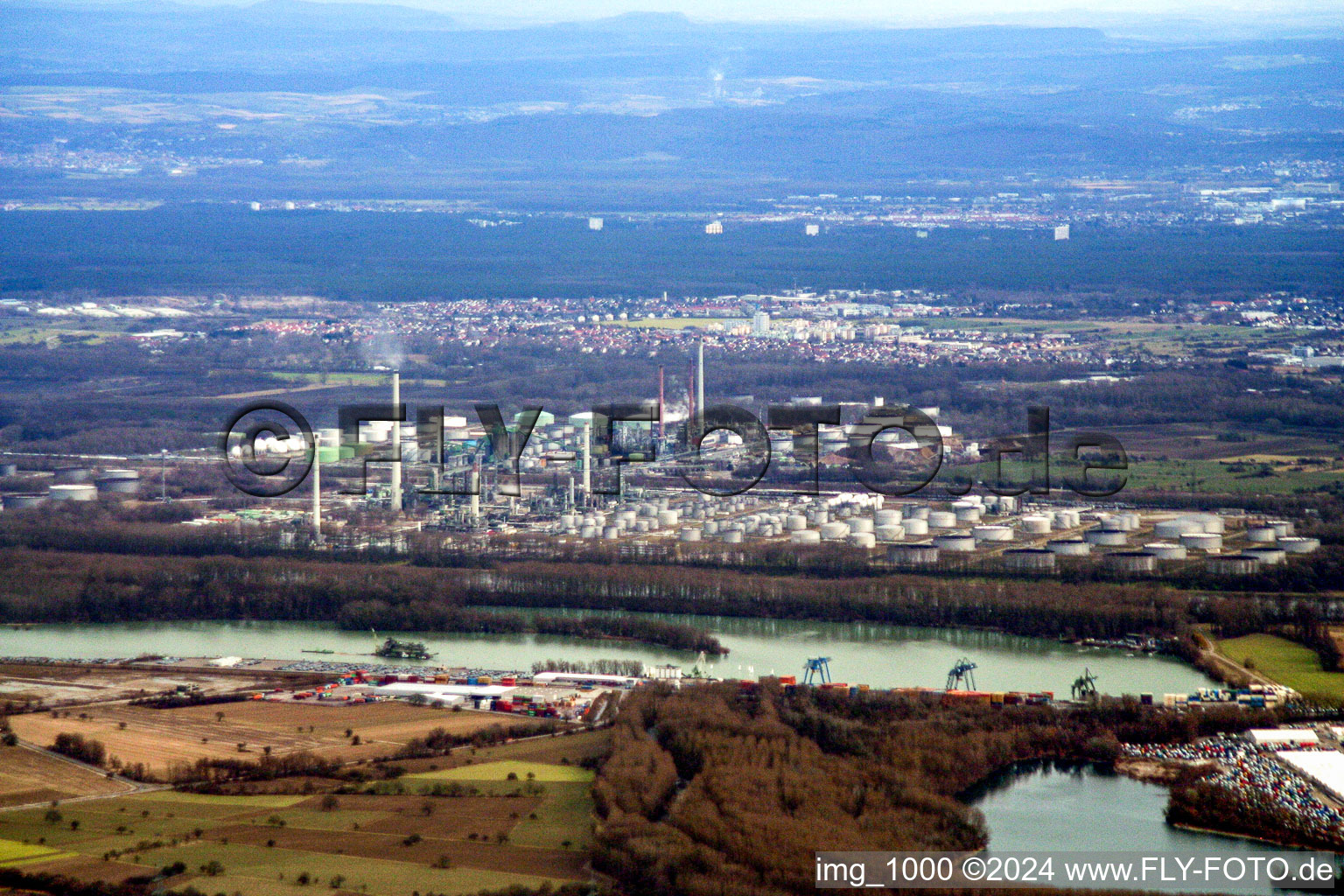 Vue aérienne de Raffinerie de pétrole Karlsruhe de l'ouest à le quartier Knielingen in Karlsruhe dans le département Bade-Wurtemberg, Allemagne