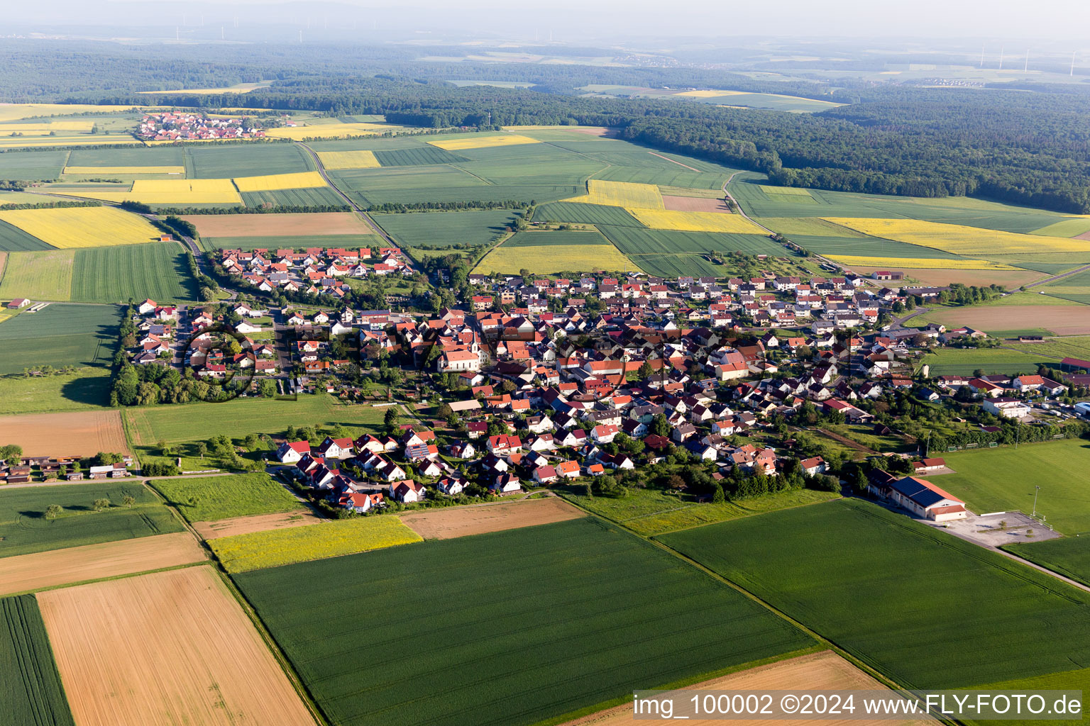 Vue aérienne de Du sud-est à le quartier Hesselbach in Üchtelhausen dans le département Bavière, Allemagne