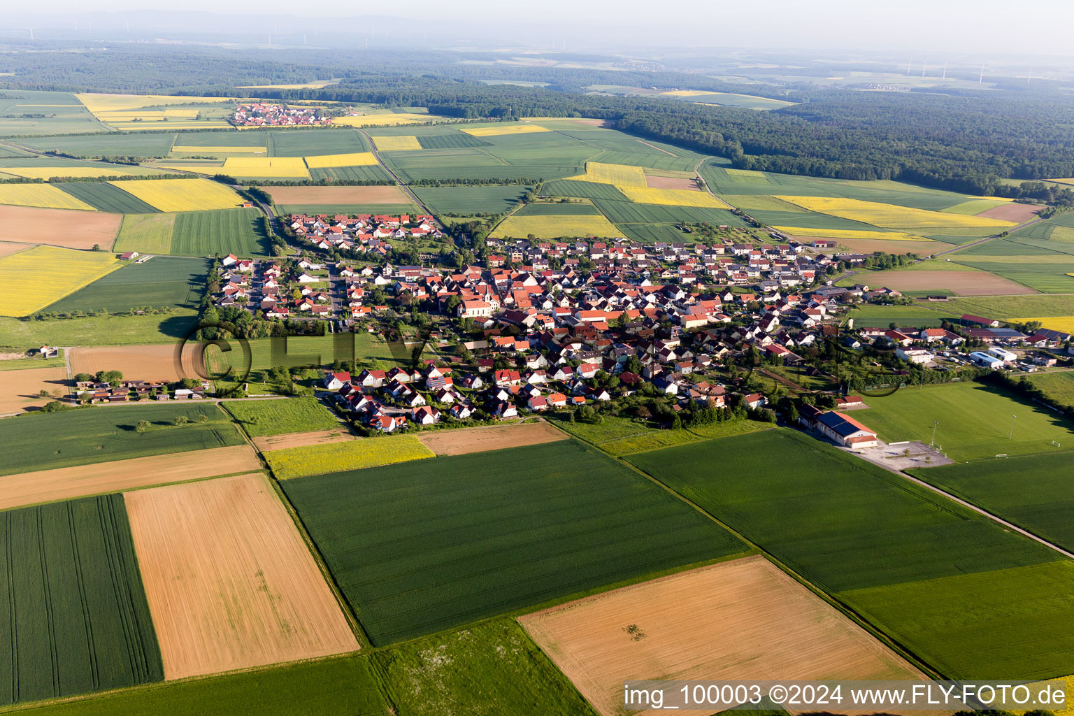 Vue aérienne de Du sud-est à le quartier Hesselbach in Üchtelhausen dans le département Bavière, Allemagne